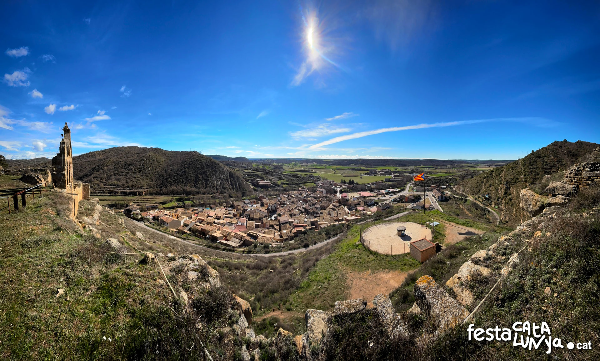 Vistes panoràmiques des del castell de Sanaüja ***