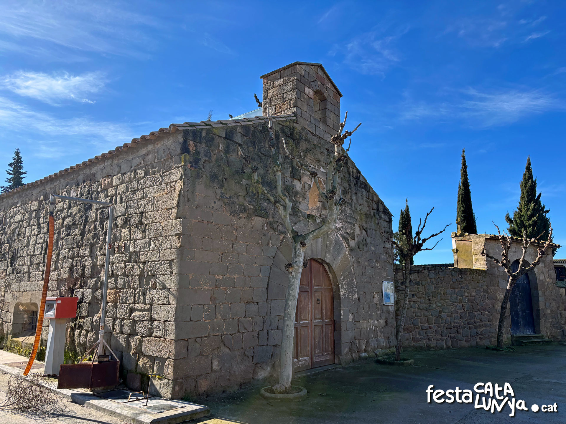 Ermita de Santa Magdalena i col·leccio d'esteles funeràries de Sanaüja ***