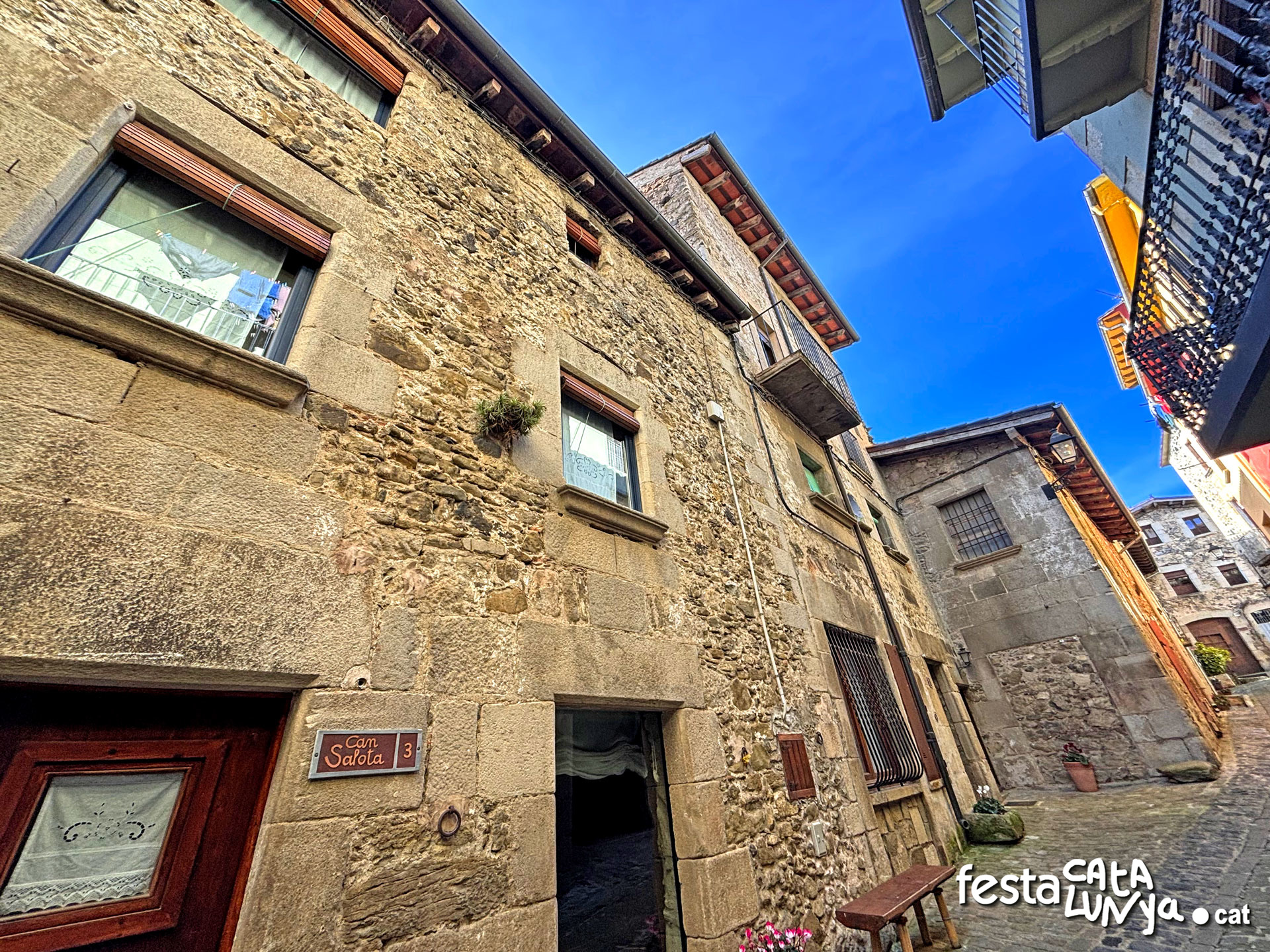 Sant Feliu de Pallerols - Carrer del Puig