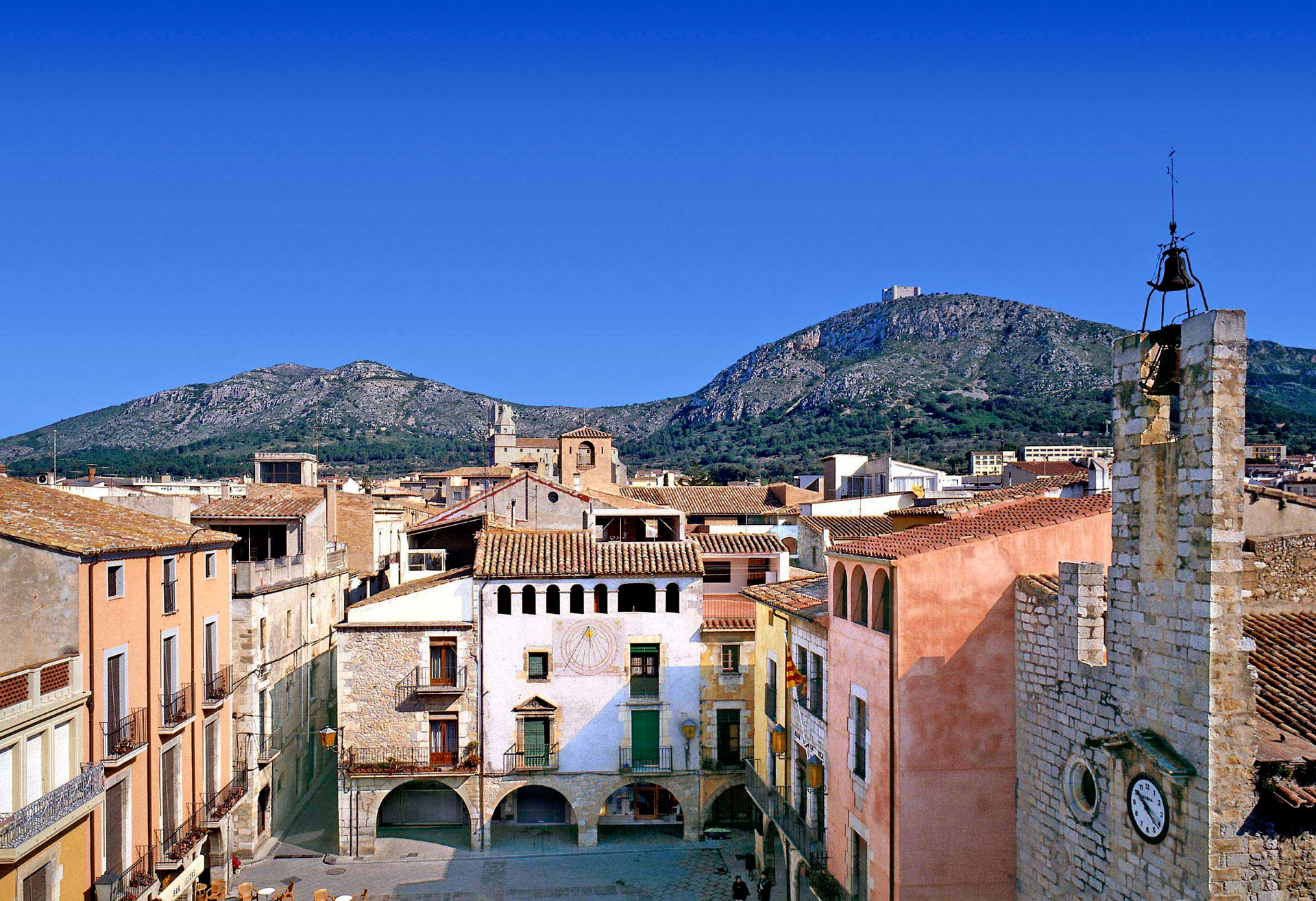 Plaça de la Vila de Torroella de Montgrí a Torroella de Montgrí-L'Estartit