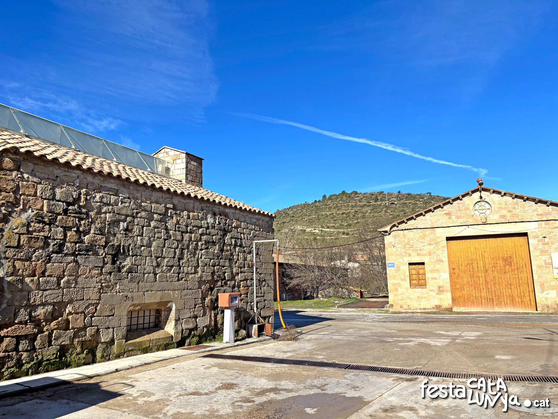 Sanaüja - Ermita de Santa Magdalena i col·leccio d'esteles funeràries