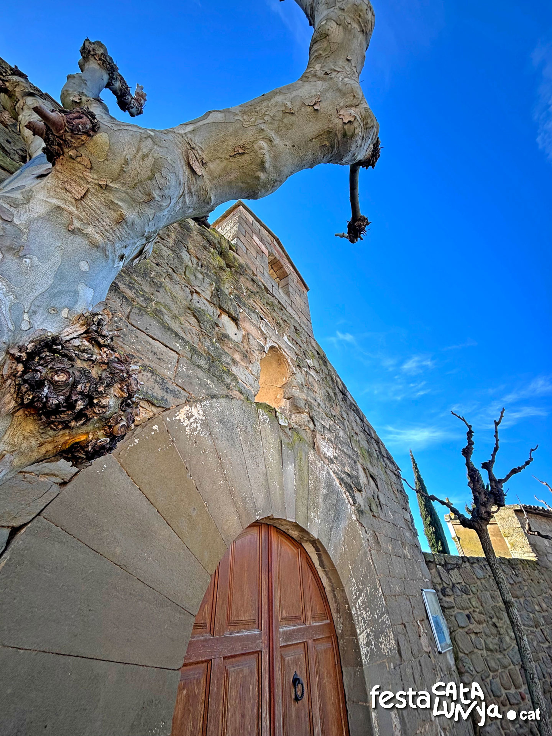 Sanaüja - Ermita de Santa Magdalena i col·leccio d'esteles funeràries