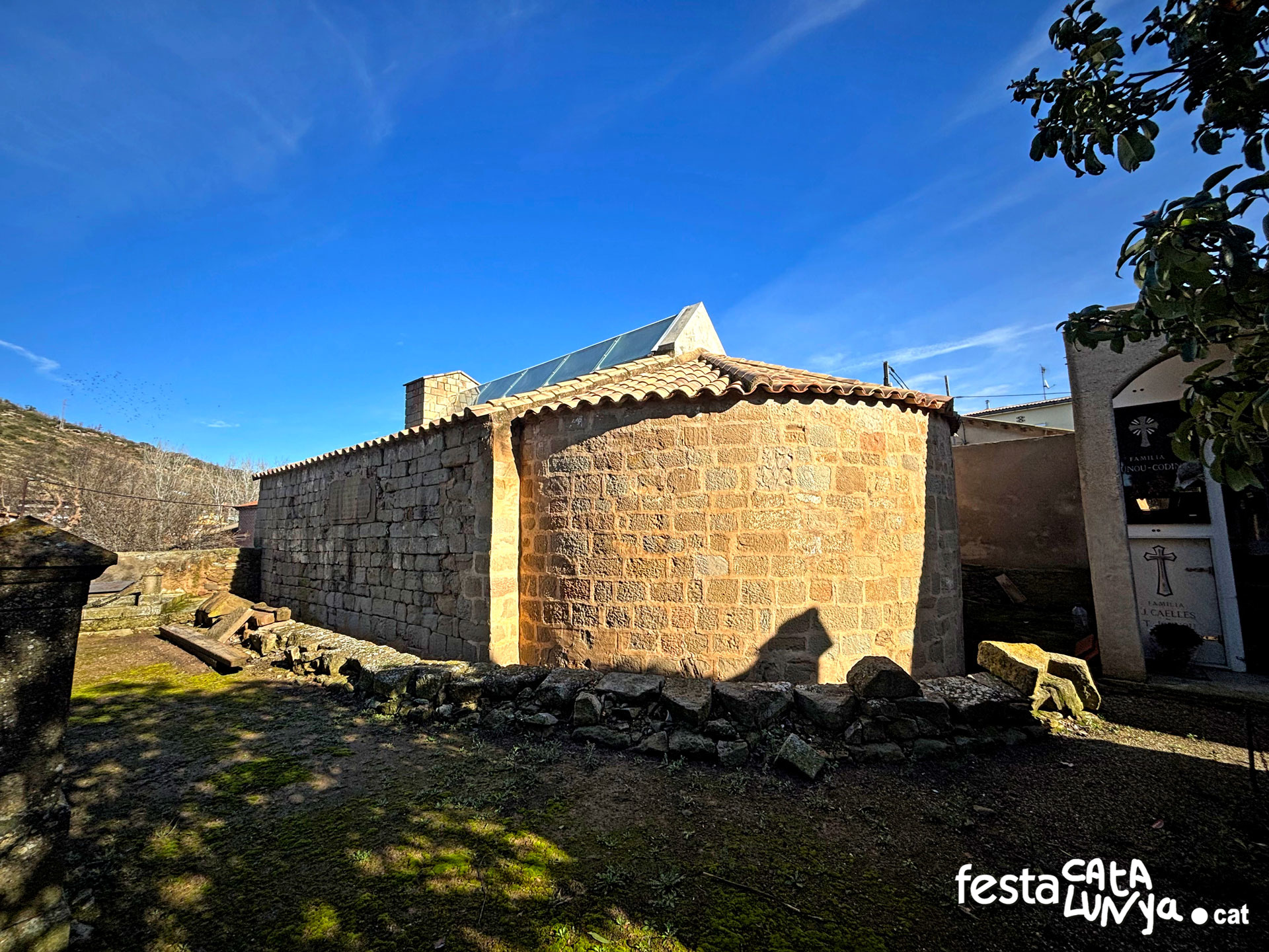 Sanaüja - Ermita de Santa Magdalena i col·leccio d'esteles funeràries