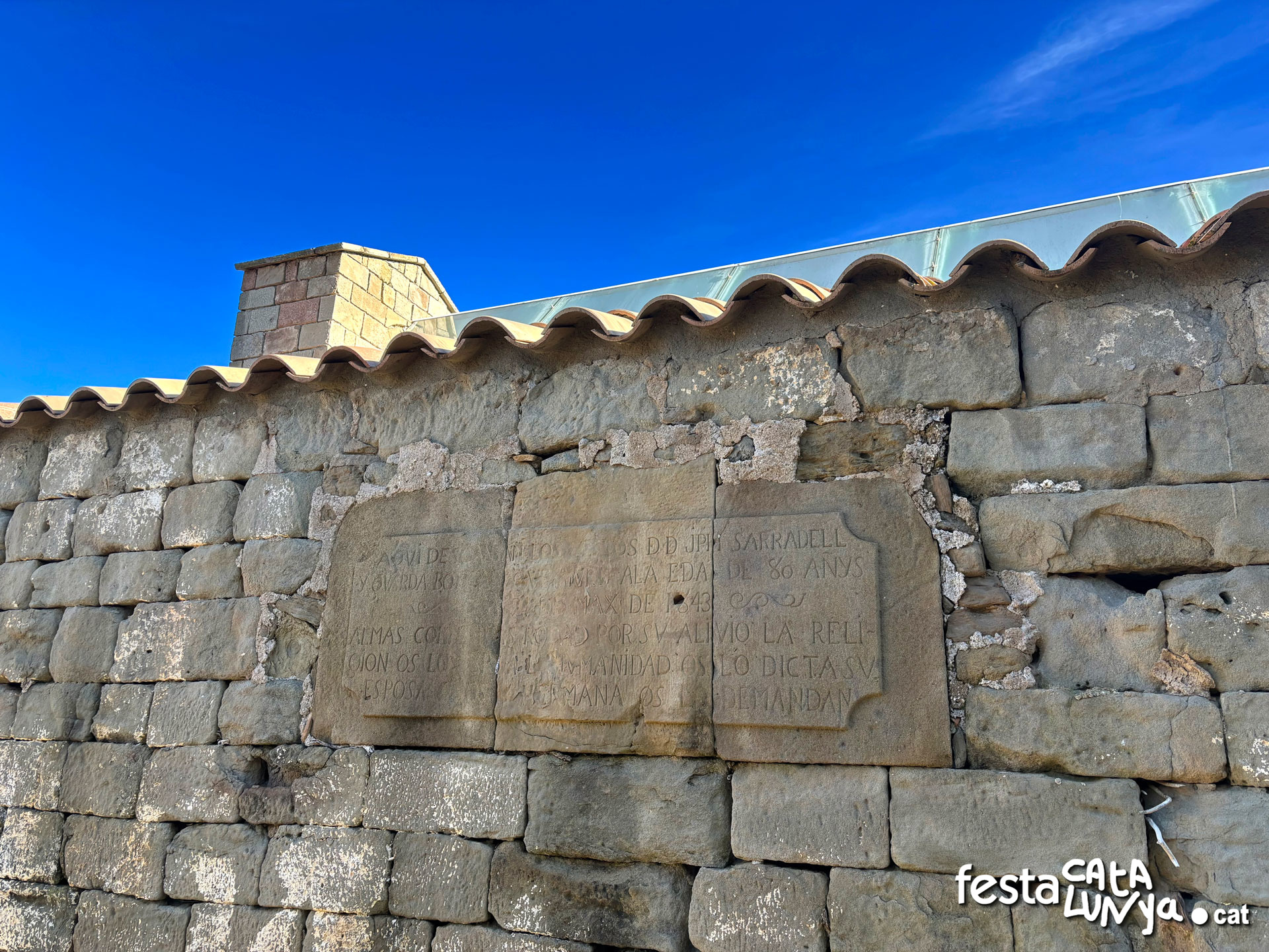 Sanaüja - Ermita de Santa Magdalena i col·leccio d'esteles funeràries