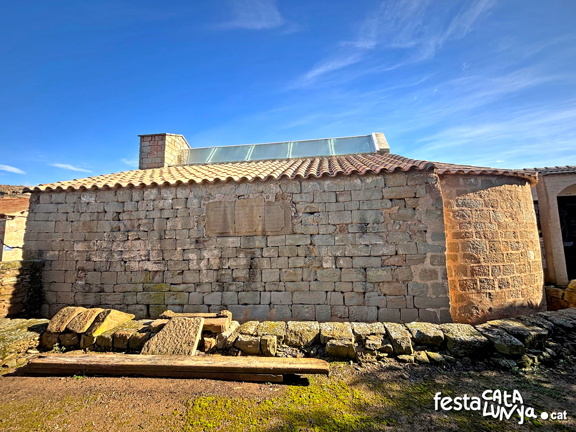 Sanaüja - Ermita de Santa Magdalena i col·leccio d'esteles funeràries