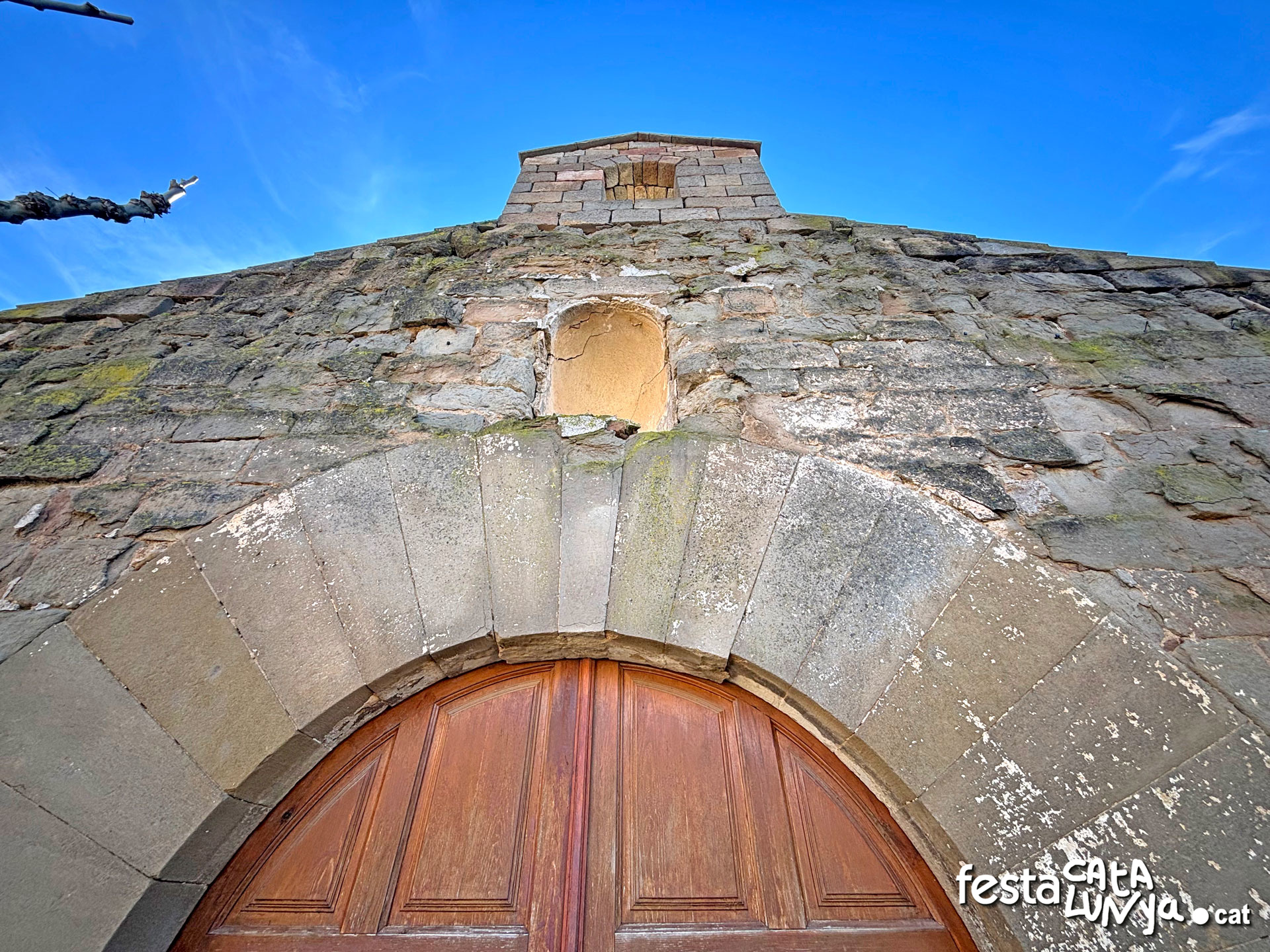 Sanaüja - Ermita de Santa Magdalena i col·leccio d'esteles funeràries
