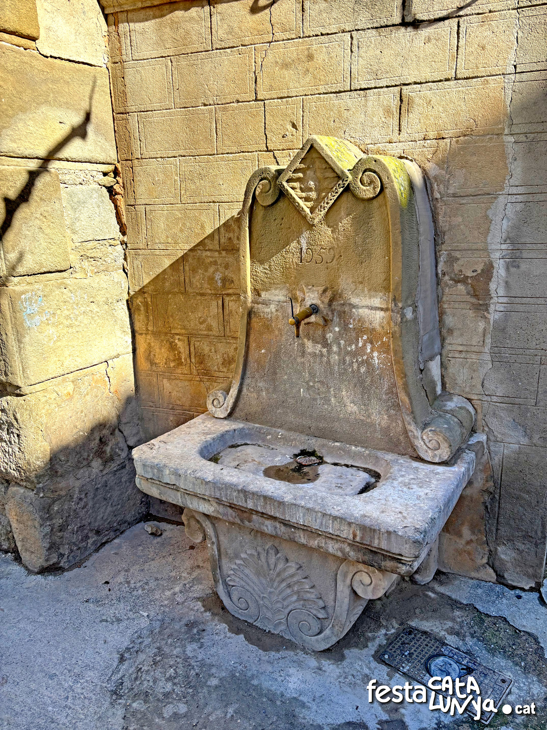 Sanaüja - Plaça Major - Font de la Plaça