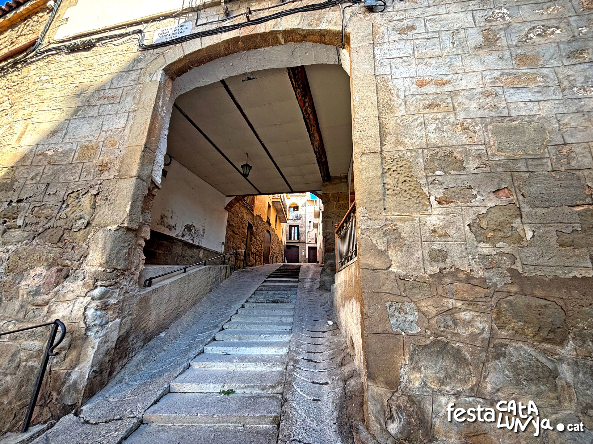 Sanaüja - Portal de la muralla - Baixada Sant Roc