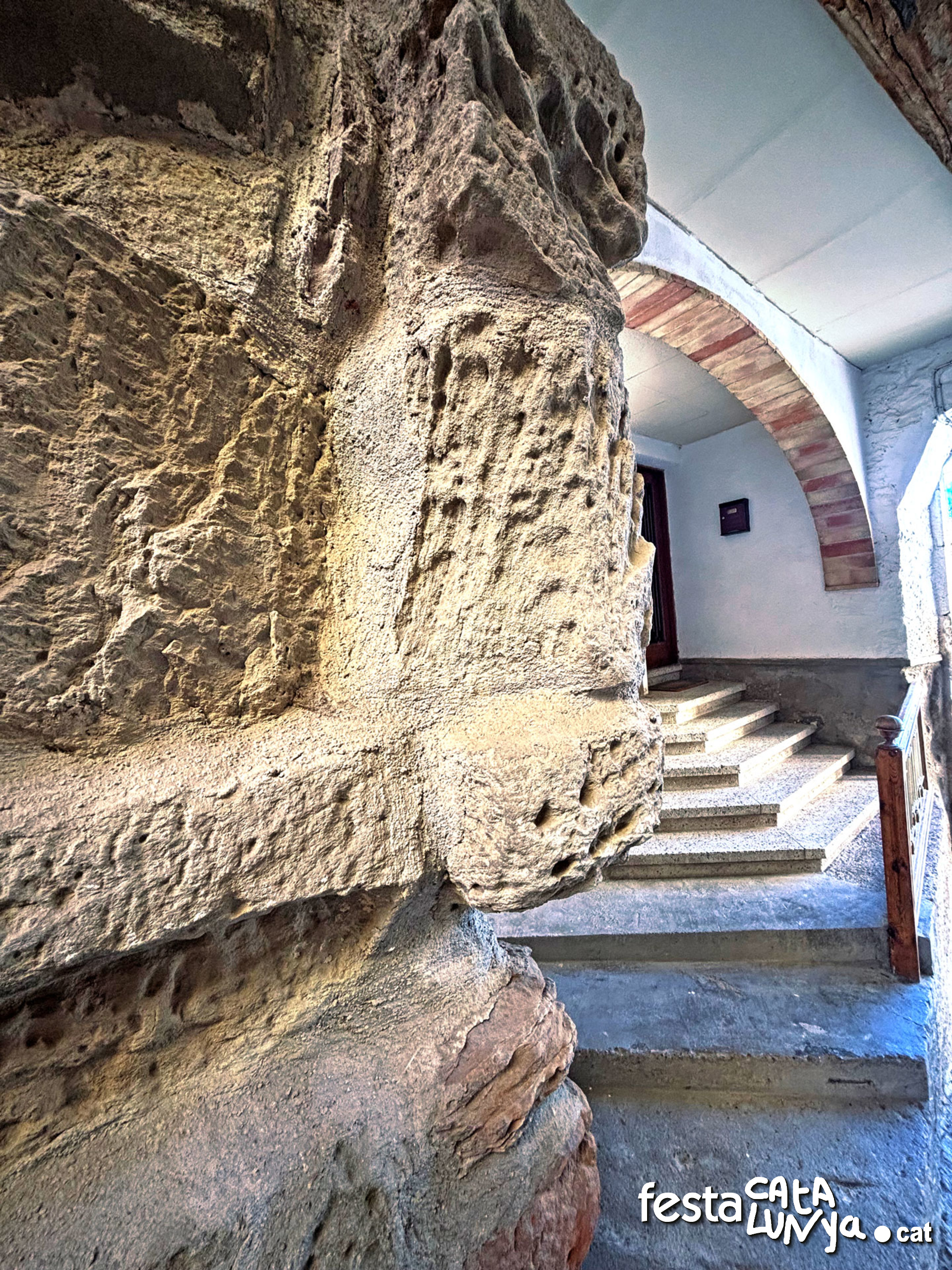 Sanaüja - Portal de la muralla - Baixada Sant Roc
