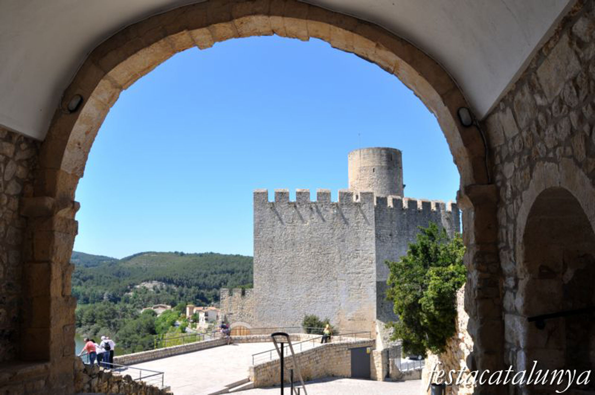Castell de Castellet a Castellet i la Gornal ***