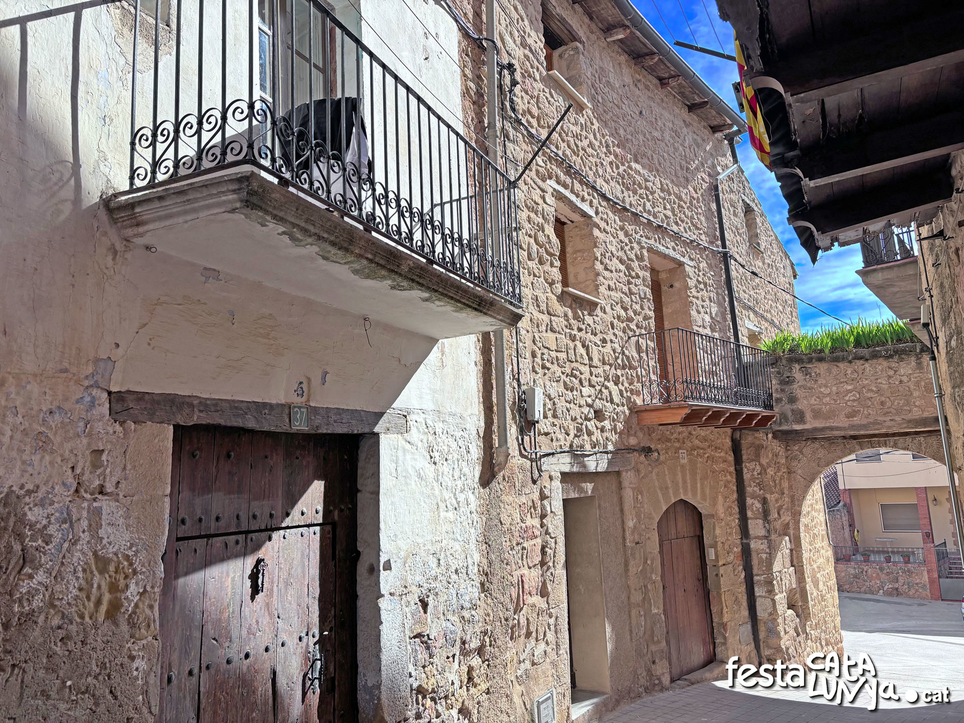 Arnes - Portals, castell i muralles