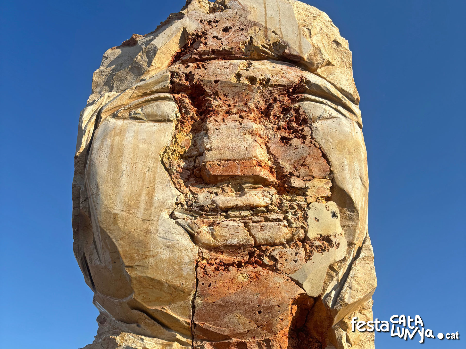 Escultura Memòria del Mite a la Torre de Santa Caterina de Manresa