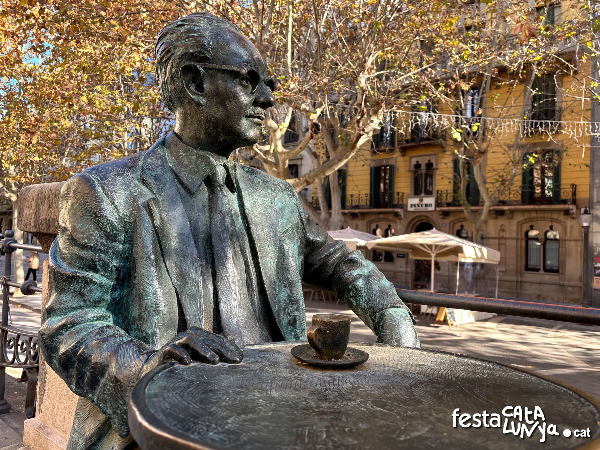 Escultura de l'escriptor manresà Joaquim Amat-Piniella a Manresa
