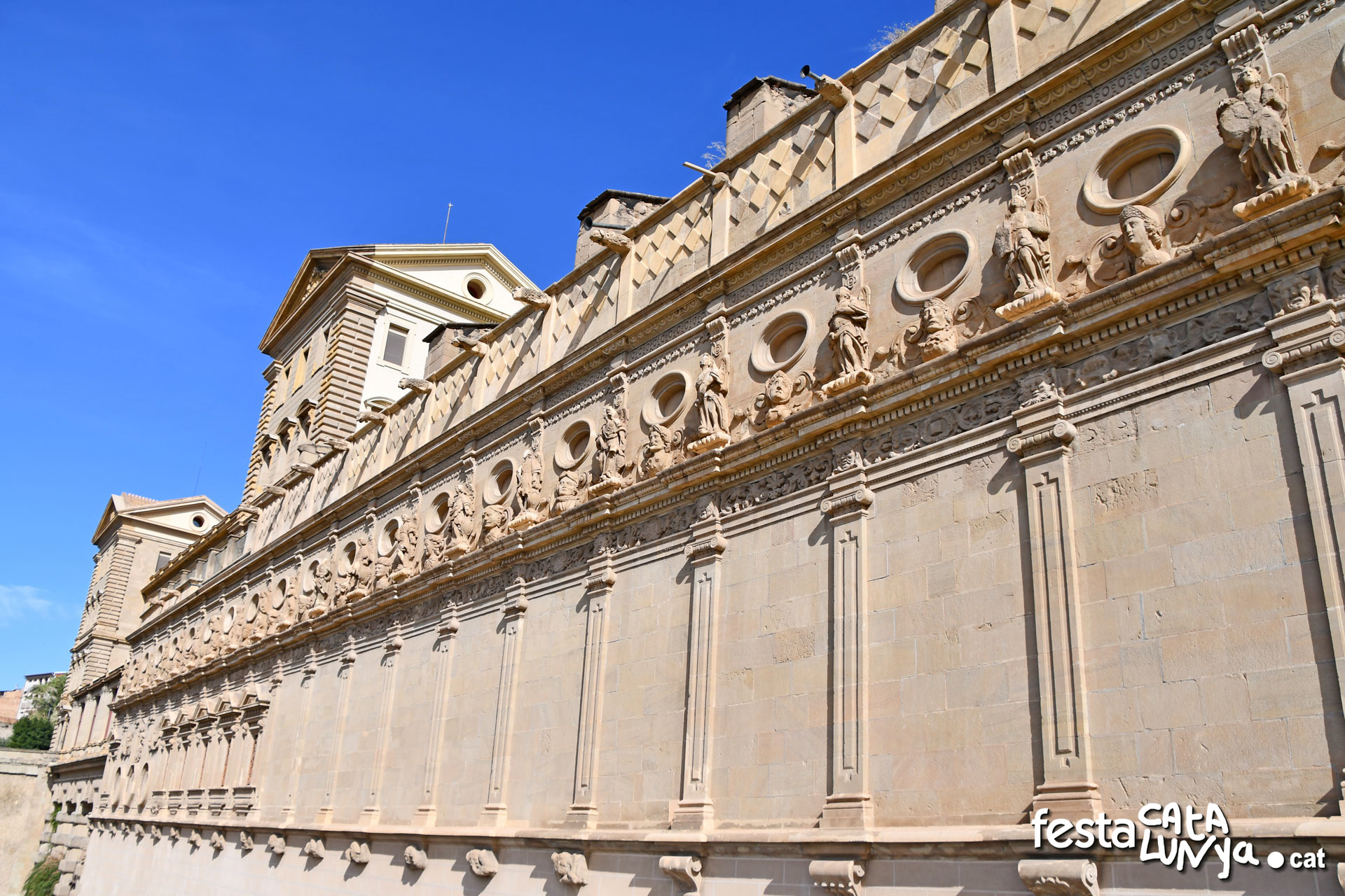 Façana de l'església i façana lateral del Santuari de la Cova de Sant Ignasi de Manresa ***