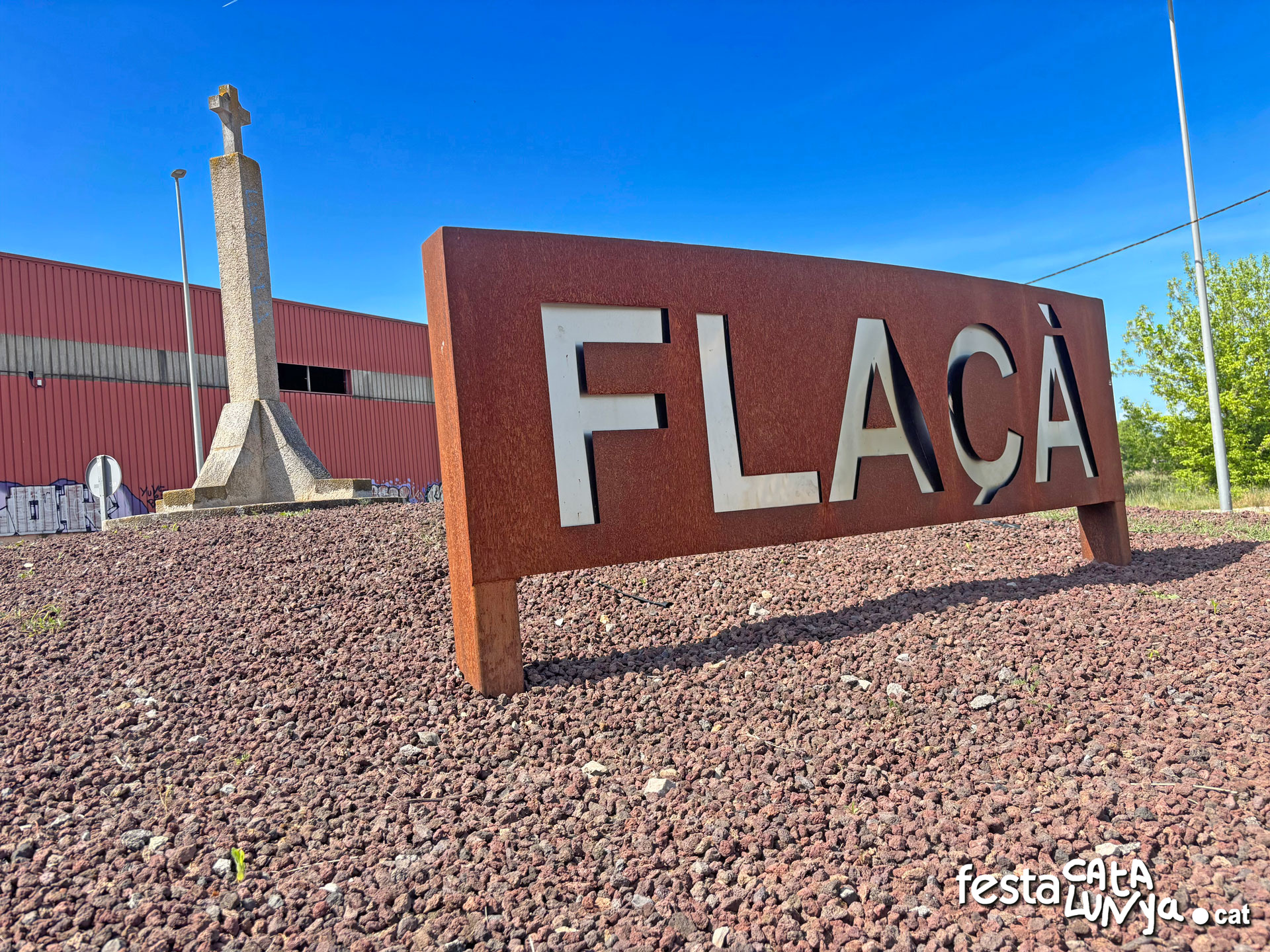 Creu de la rotonda d'entrada a Flaçà