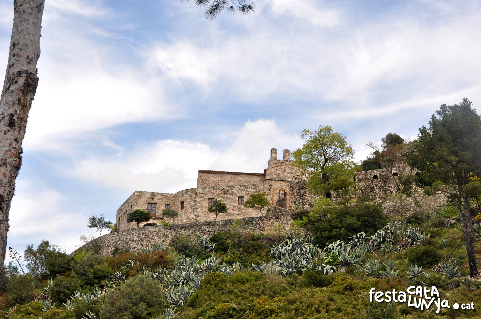 Subirats - Església de Sant Pere del castell de Subirats o Santuari de Nostra Senyora de la Font
