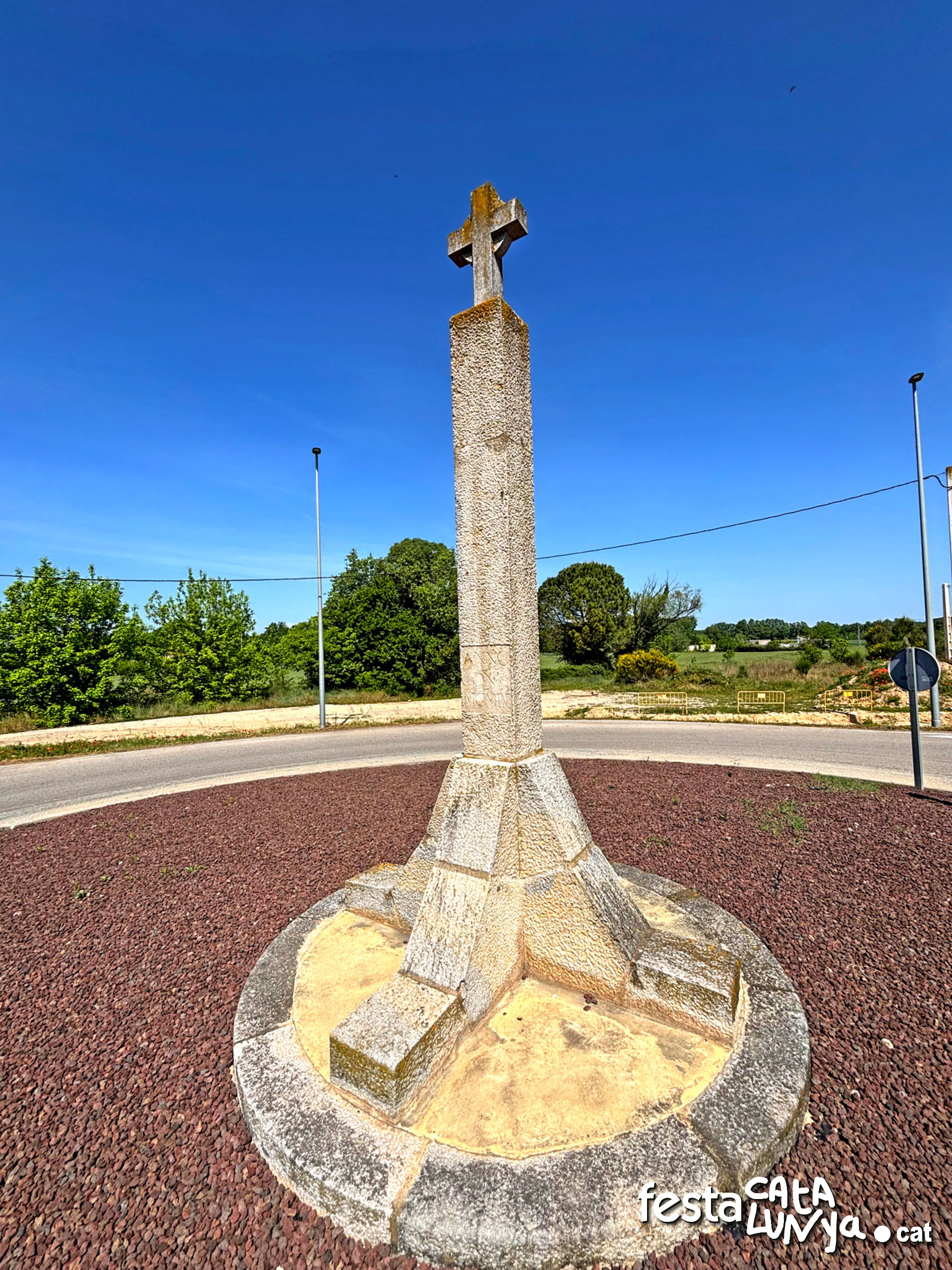 Flaçà - Creu de la rotonda d'entrada