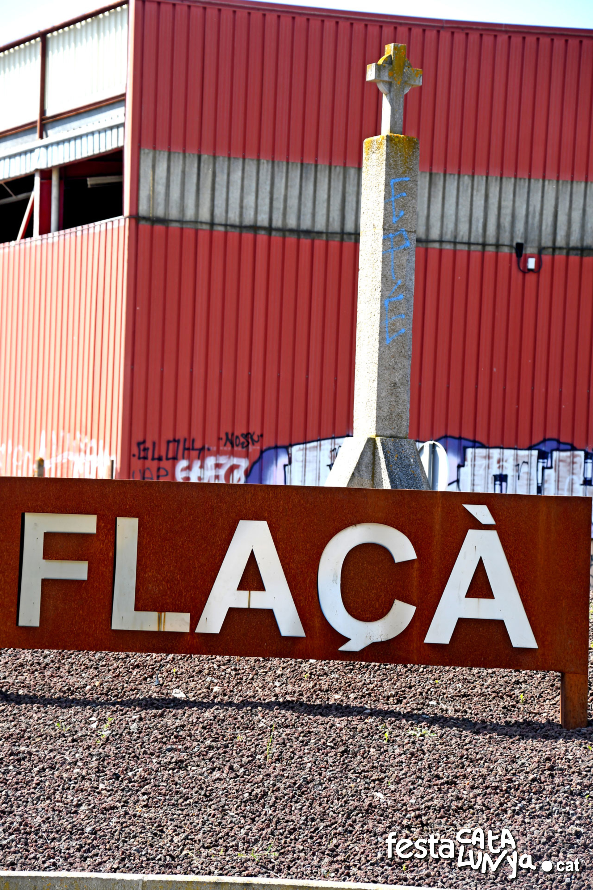 Flaçà - Creu de la rotonda d'entrada