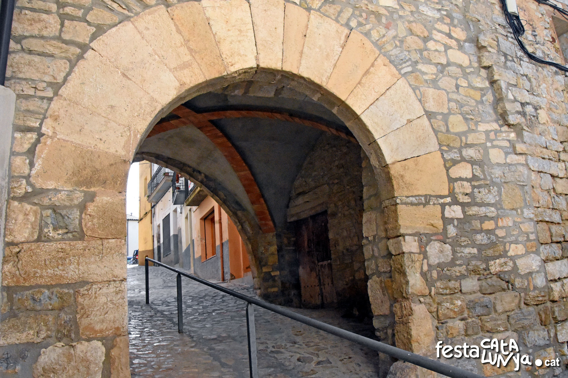 Plaça porxada, muralla i nucli antic de la Llacuna ***