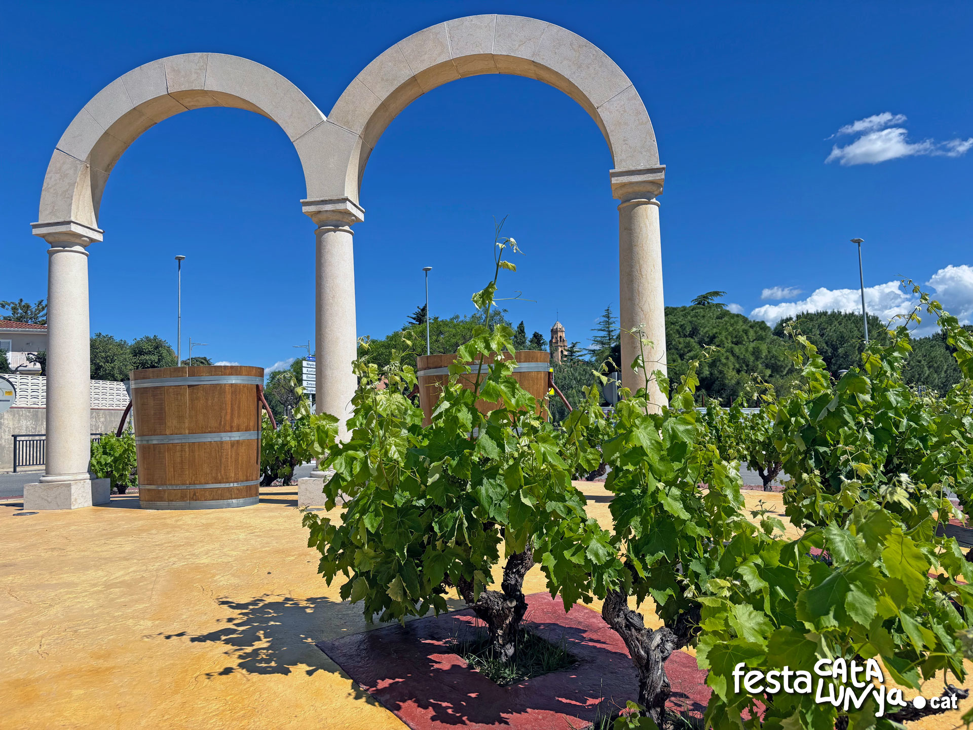 Escultura de l'escut municipal de Vinyols i els Arcs
