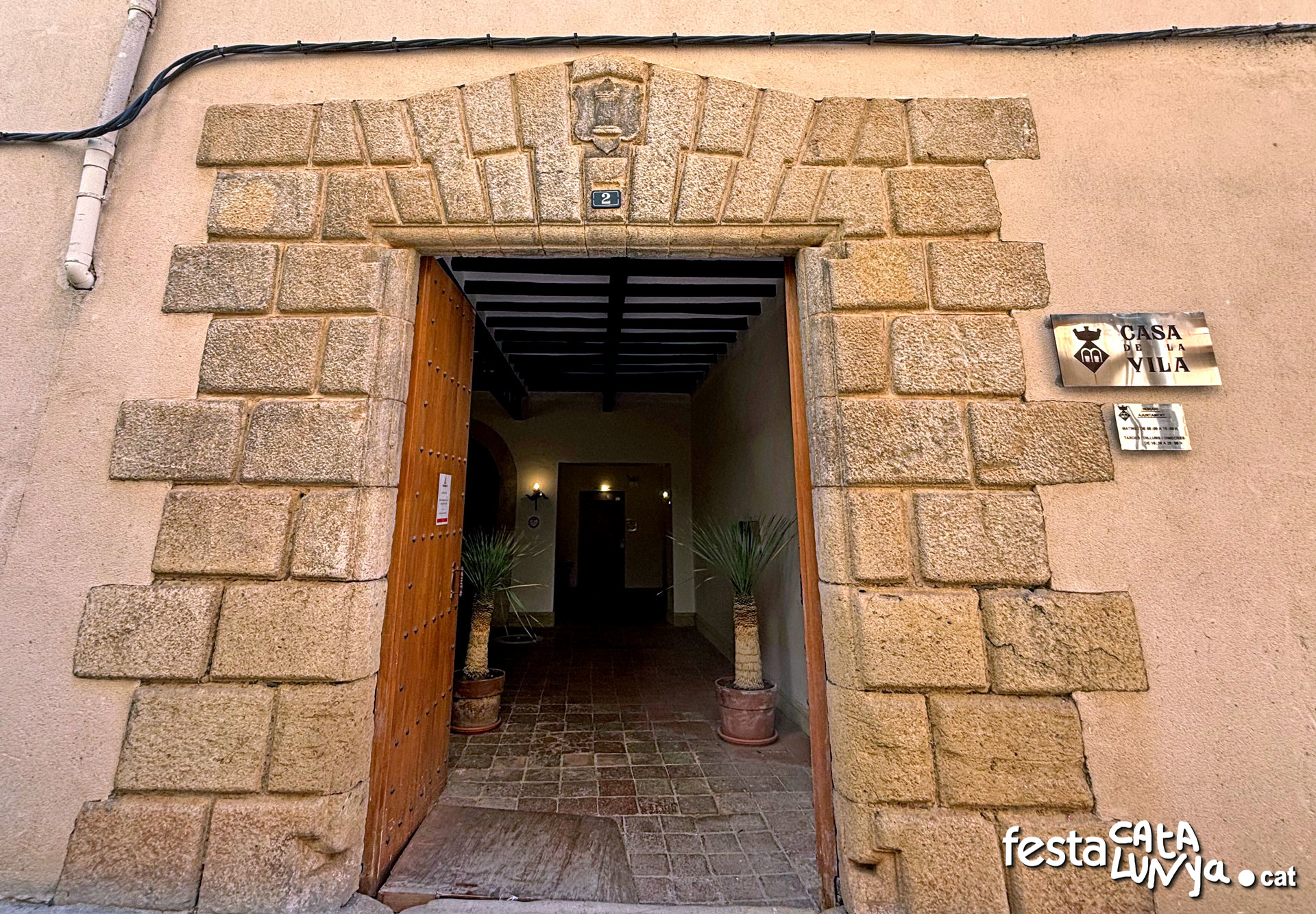 Ajuntament, antiga Casa Torrell o Casa Gran de Folc de Vinyols i els Arcs ***