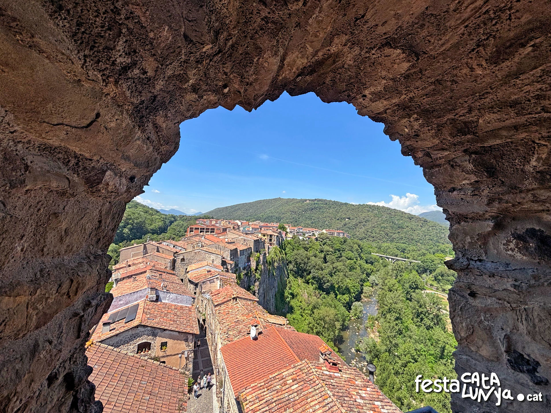 Mirador del campanar de l'església vella de Sant Salvador de Castellfollit de la Roca ***