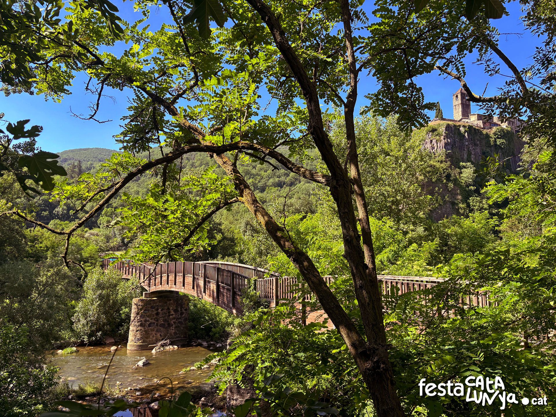 Corriol del riu Toronell i passera-mirador del riu Fluvià a Castellfollit de la Roca ***