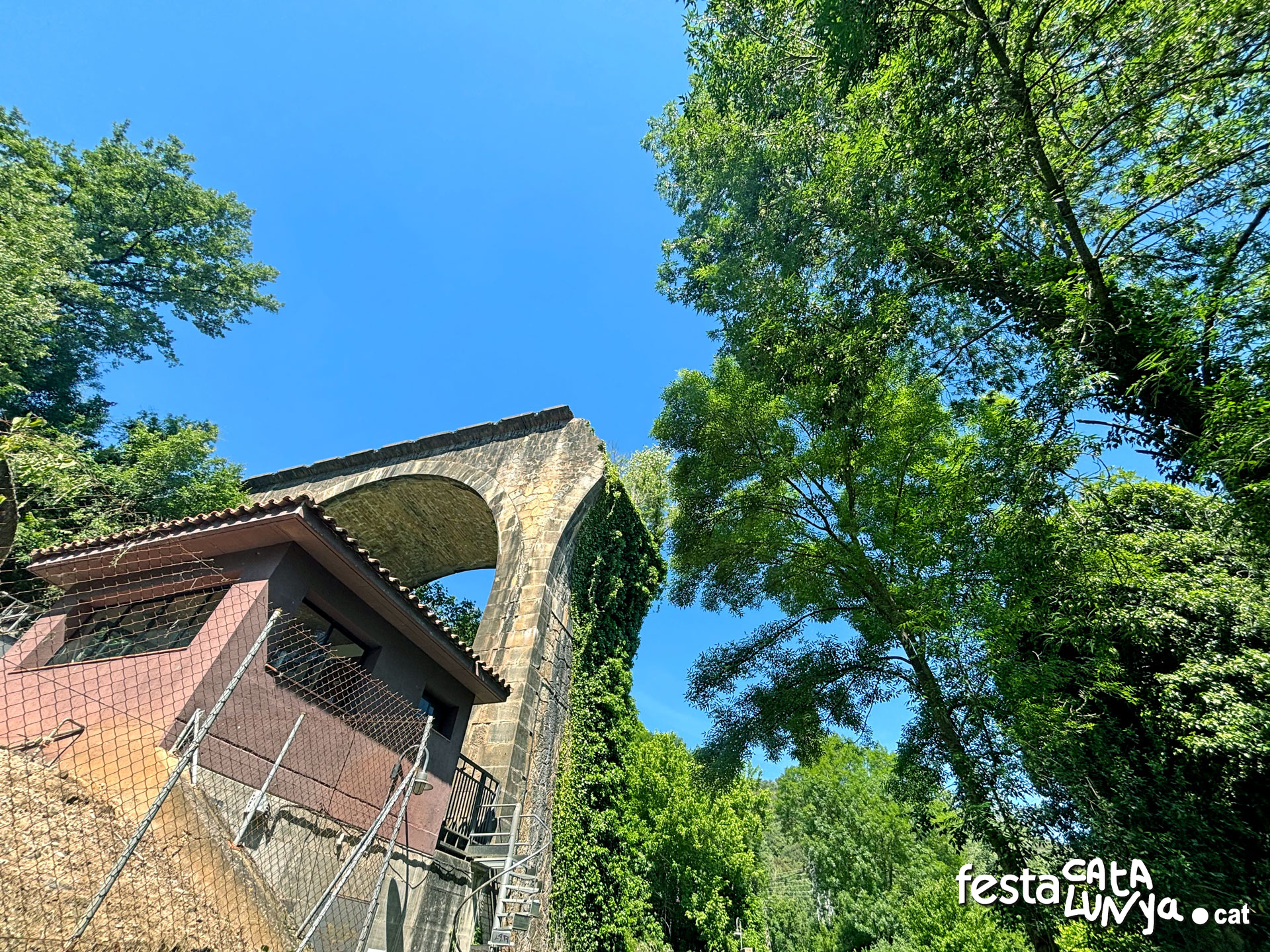 Pont trencat sobre el Fluvià a Castellfollit de la Roca