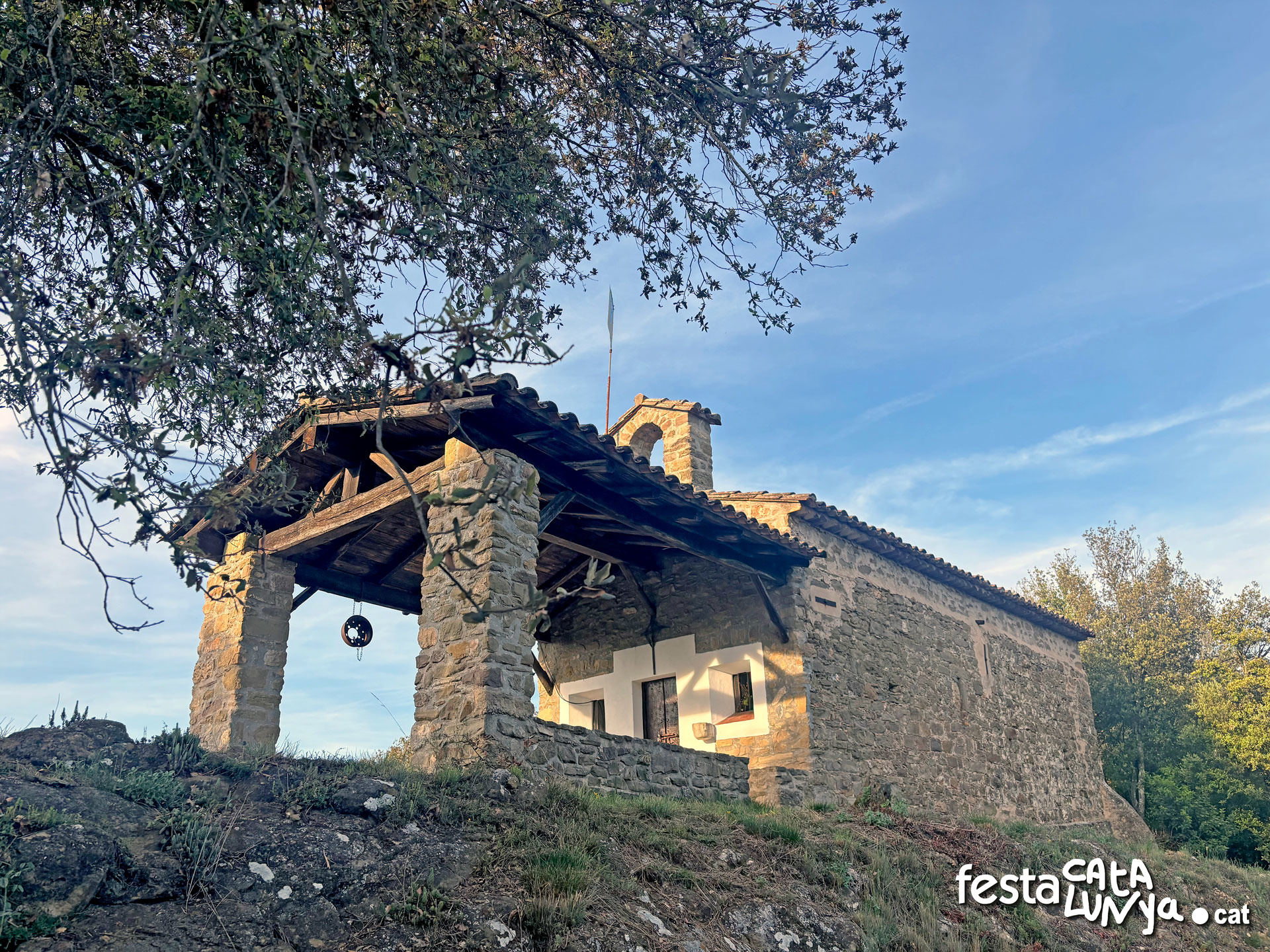 Ermita de Santa Margarida i restes del castell de Montpalau a Argelaguer