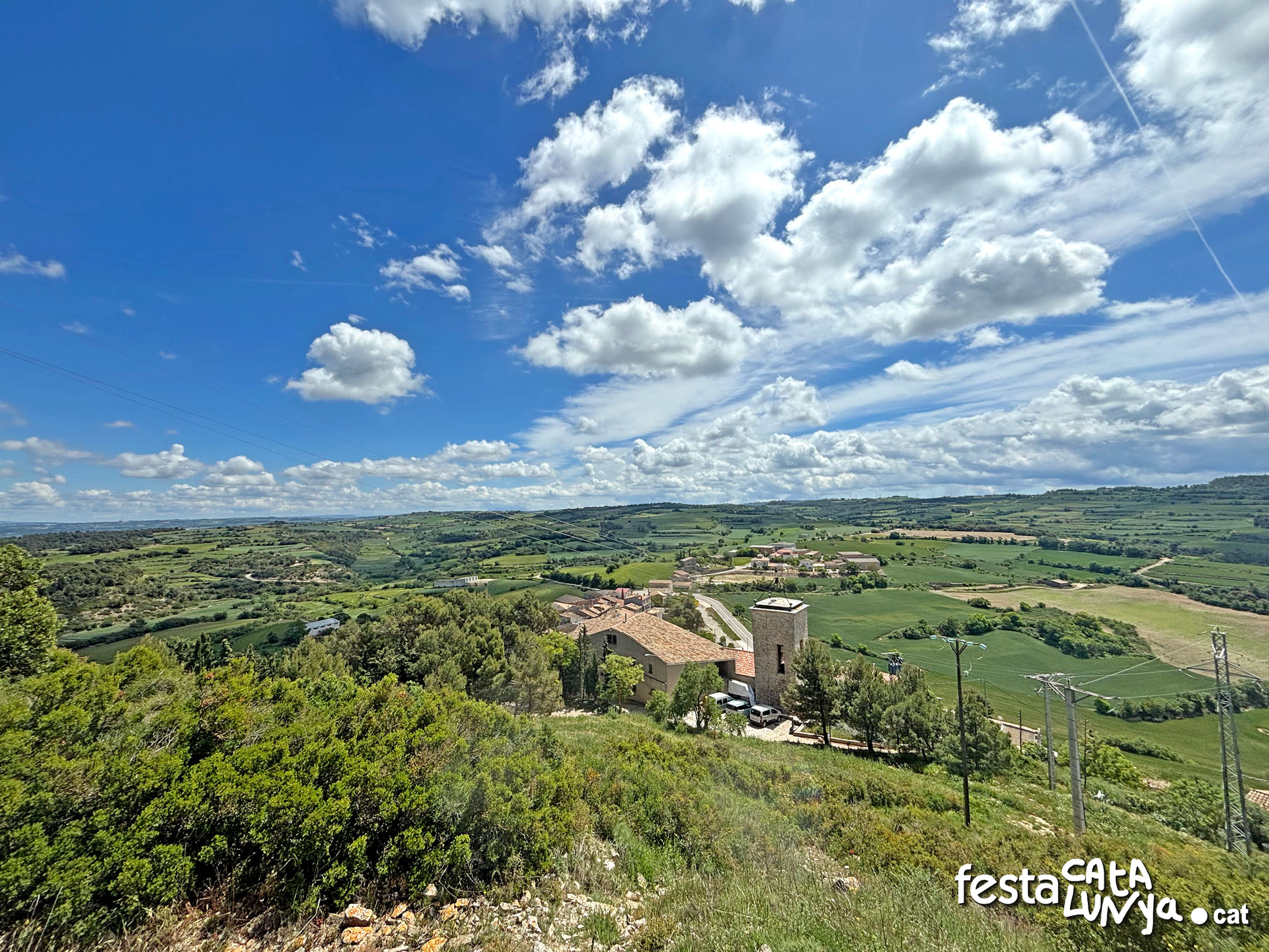 Vistes panoràmiques des del turó del castell de la Guàrdia Lada a Montoliu de Segarra