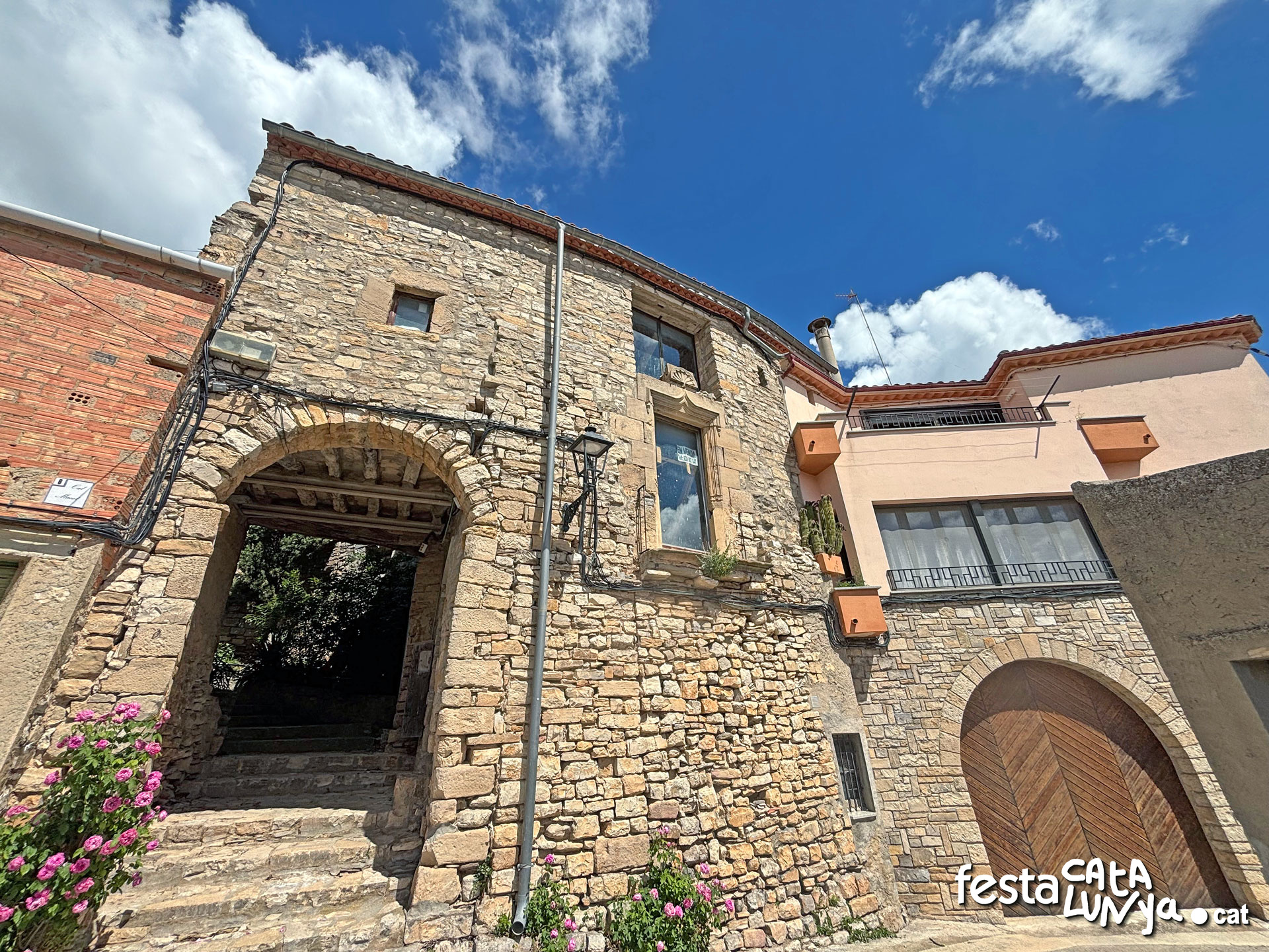 Passejada pel poble de la Guàrdia Lada a Montoliu de Segarra ***