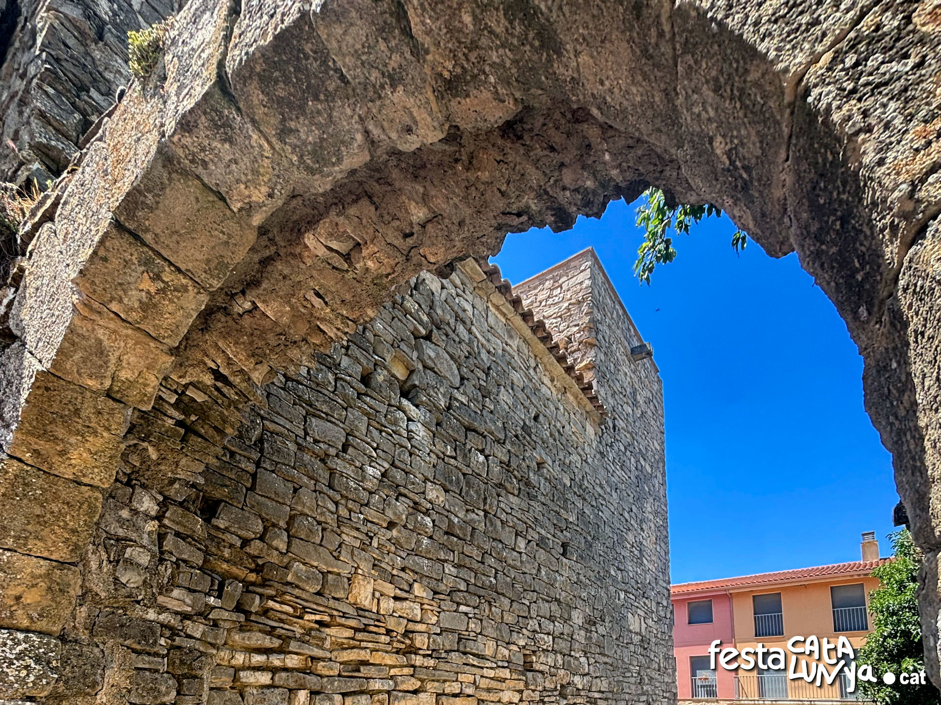 Passejada pel poble de Cabestany a Montoliu de Segarra