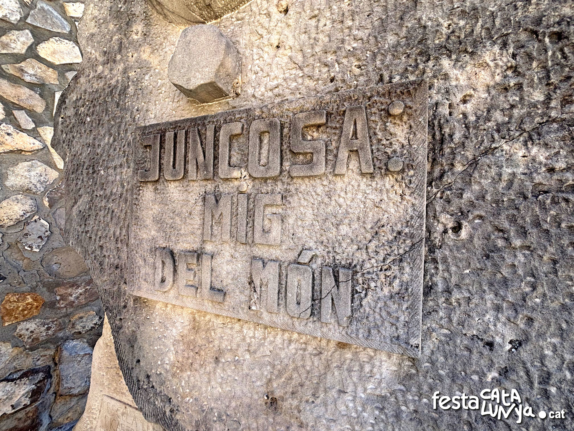 Monument Mig del Món - Juncosa