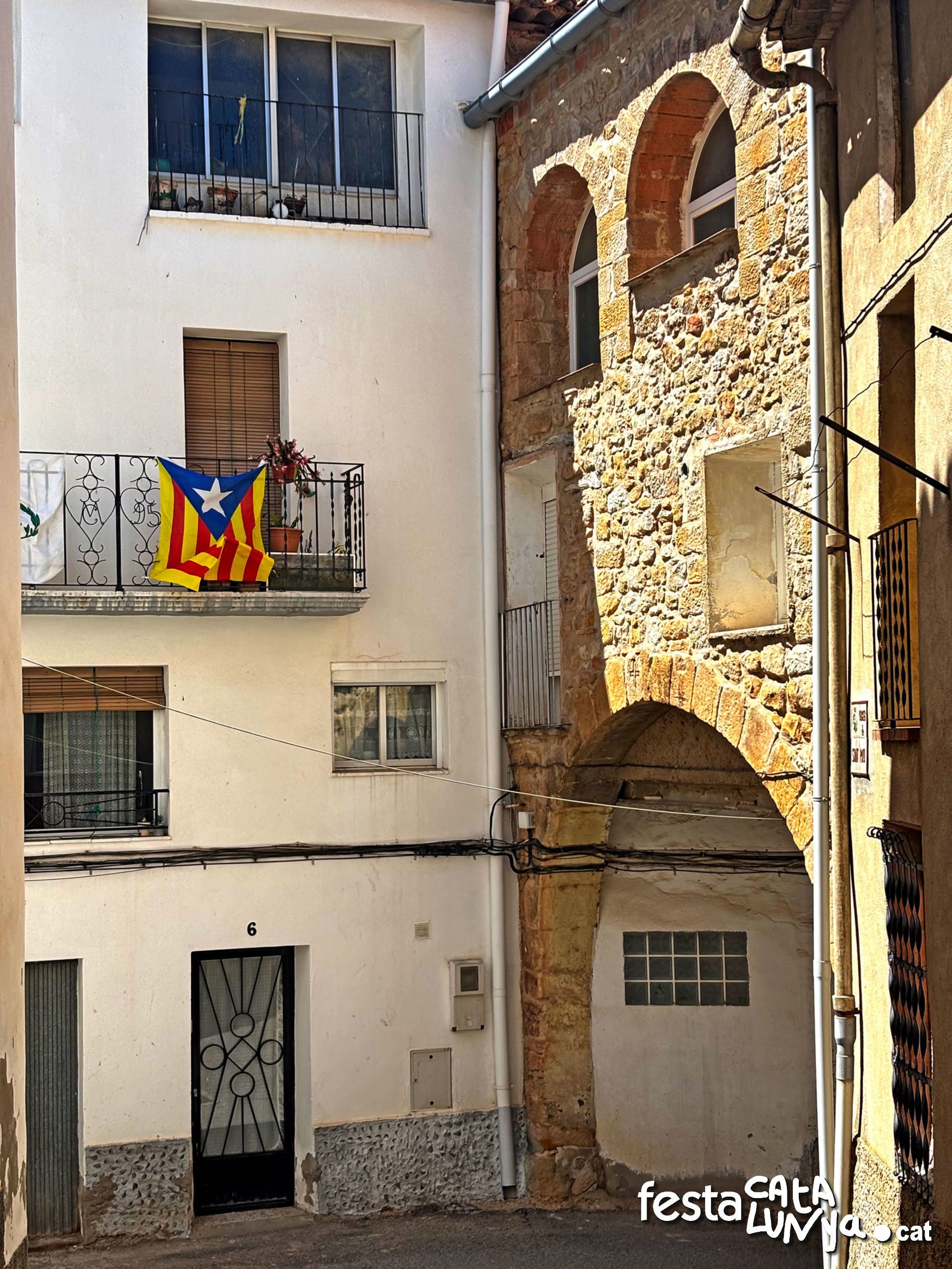 Portal de la Plaça de l'Església - Juncosa