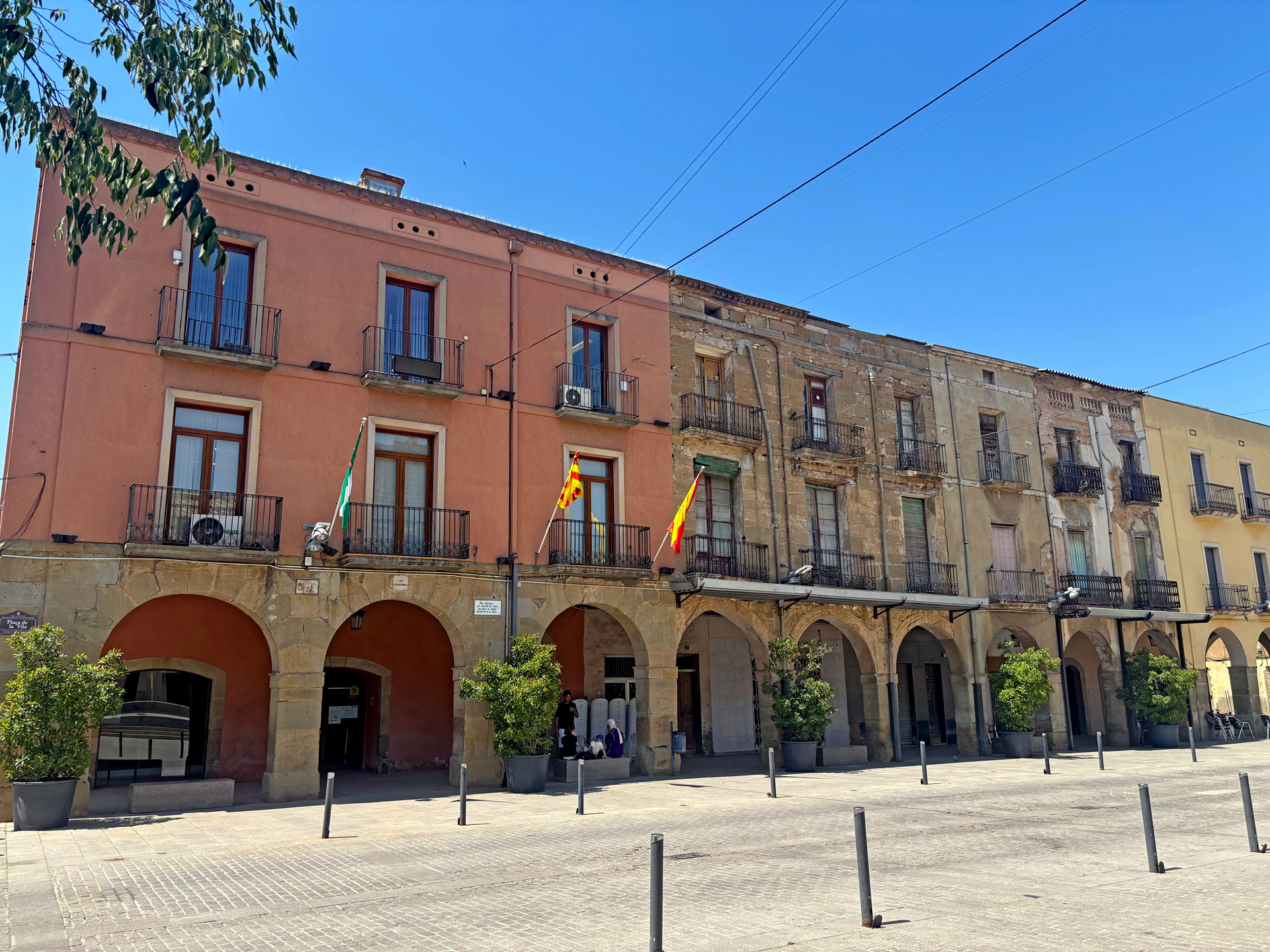 Almacelles  - Plaça porticada, carrer Major i carrer de la Mercè