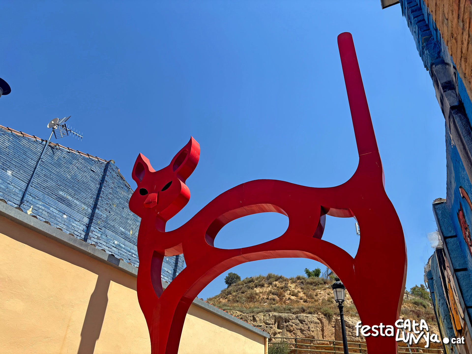 Escultura el Gat Vermell o el Gat d'Orient a Almacelles ***