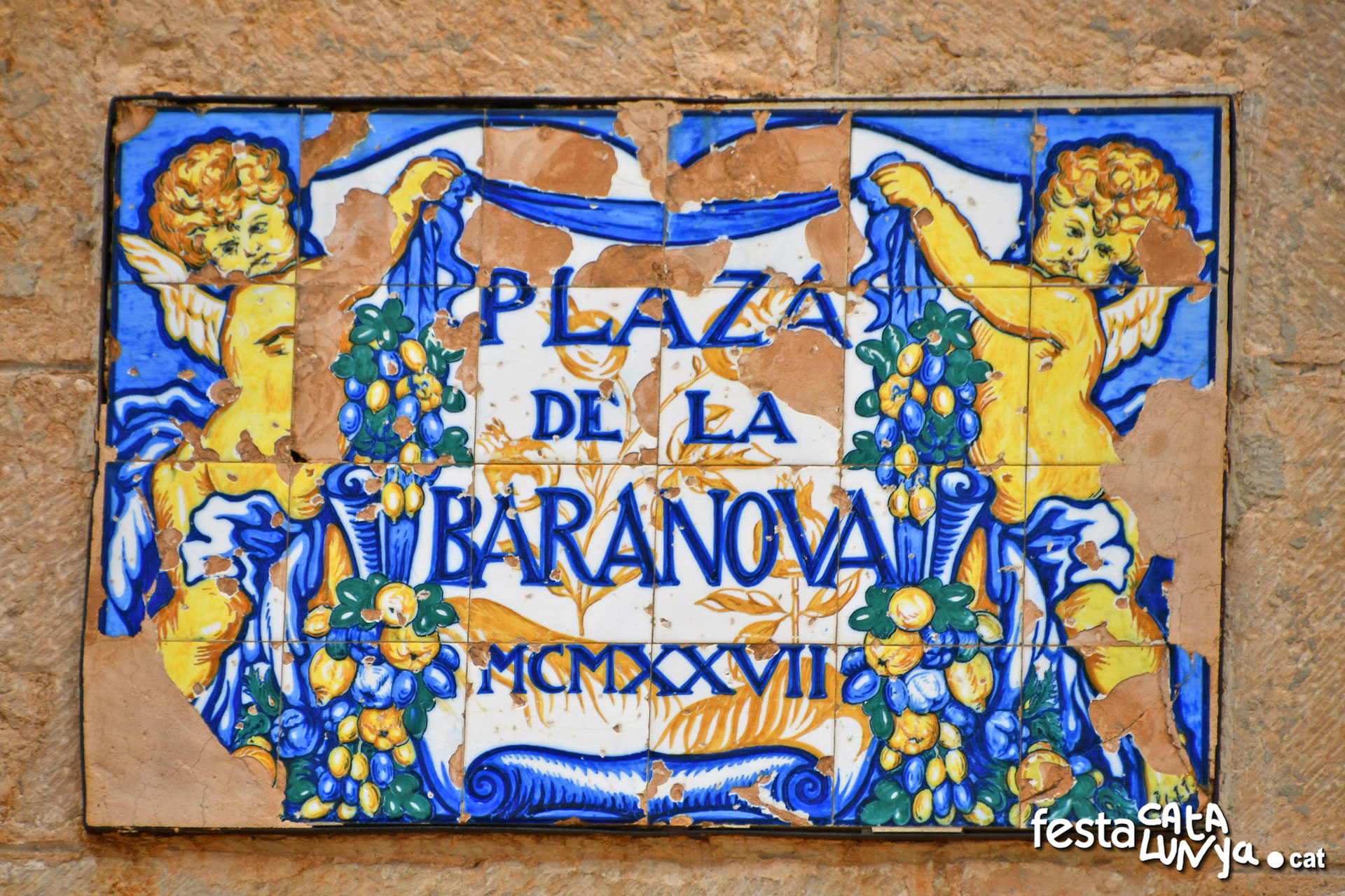 Mirador de l'església o de les tres comarques de la Plaça Baranova de Tivissa ***