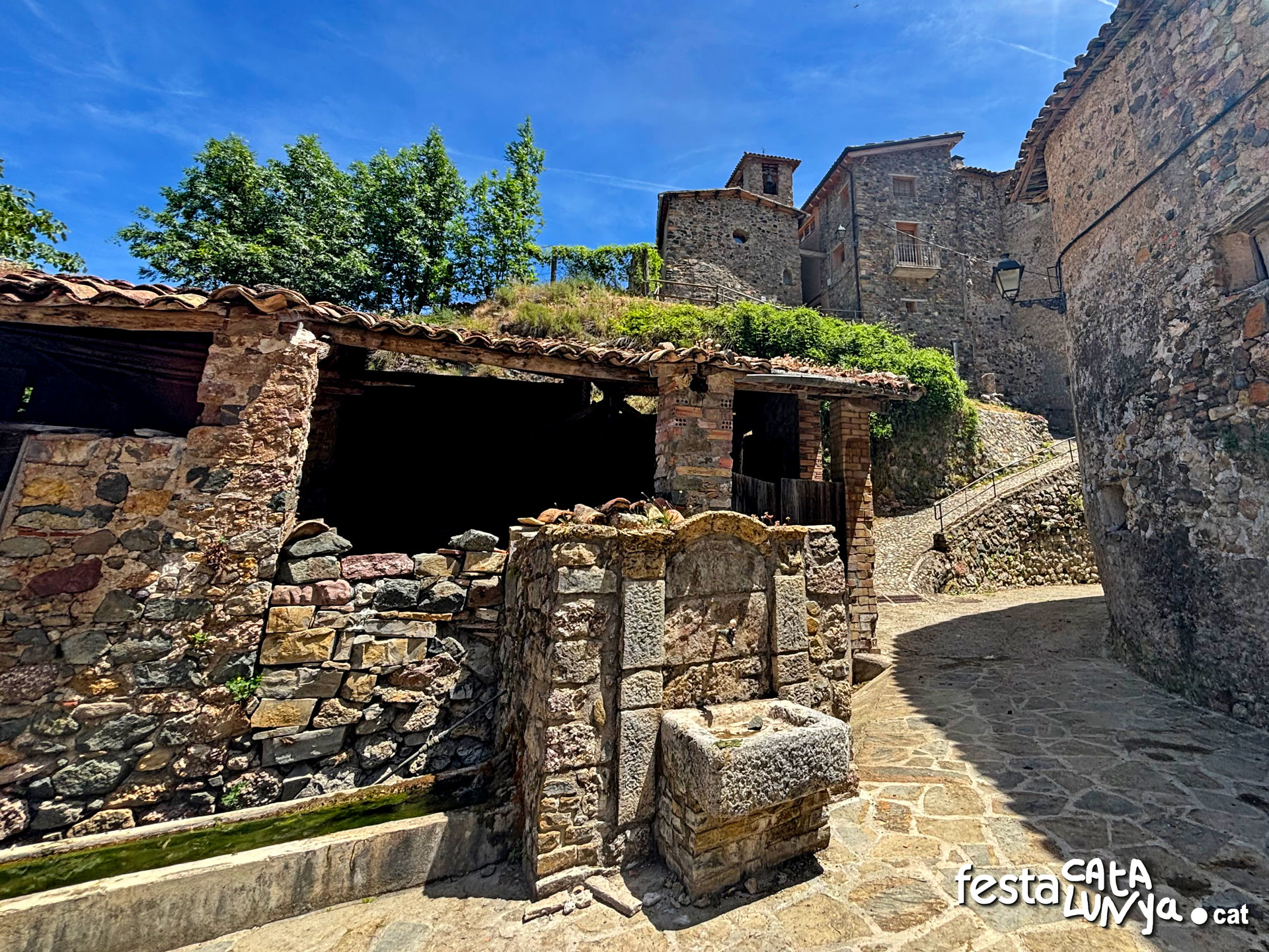 Font, cóm o abeurador i safareig de Naens a Senterada