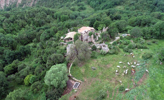 Font, cóm o abeurador i safareig de Larén a Senterada