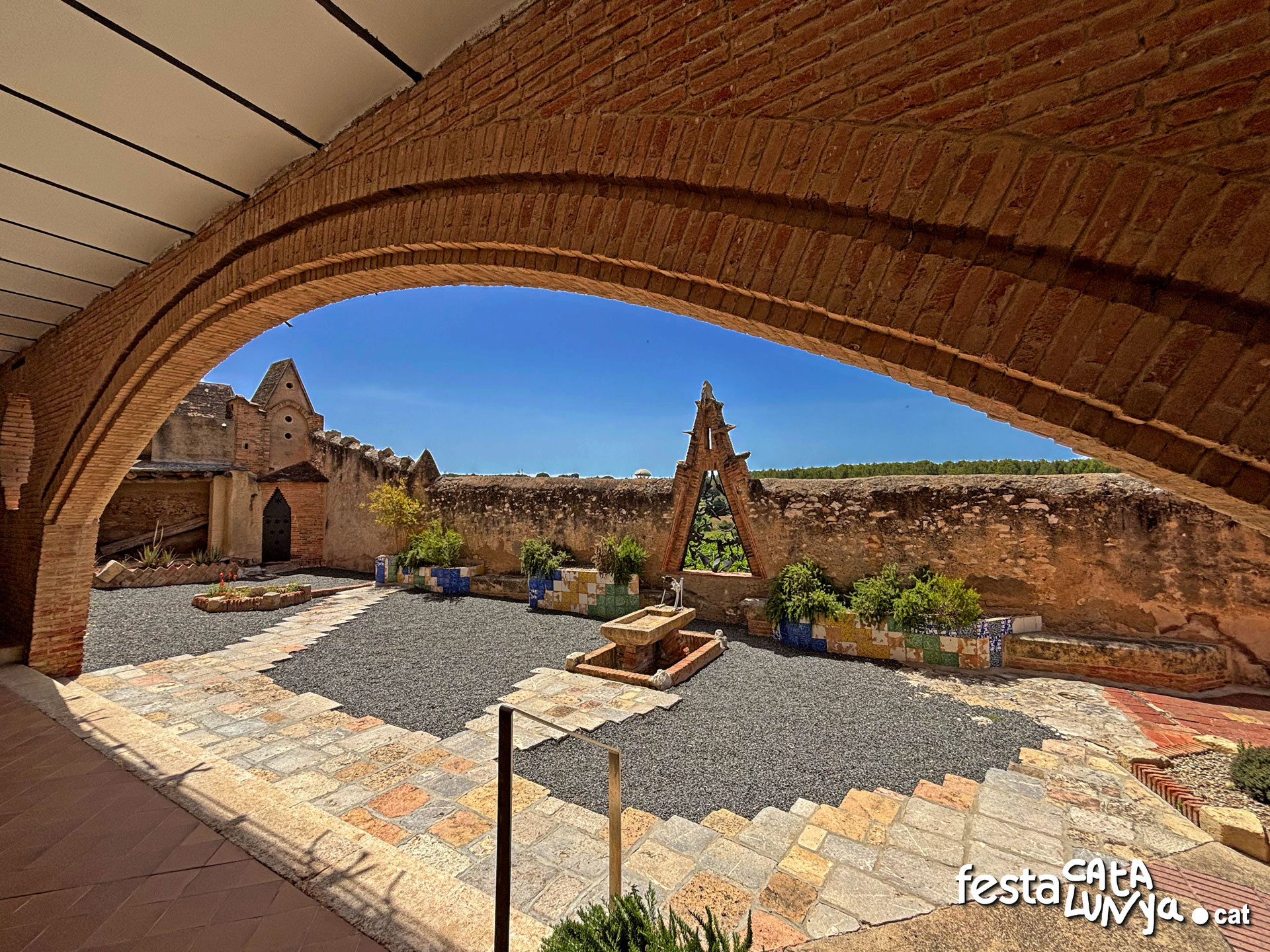 Pati exterior de la Casa Bofarull dels Pallaresos