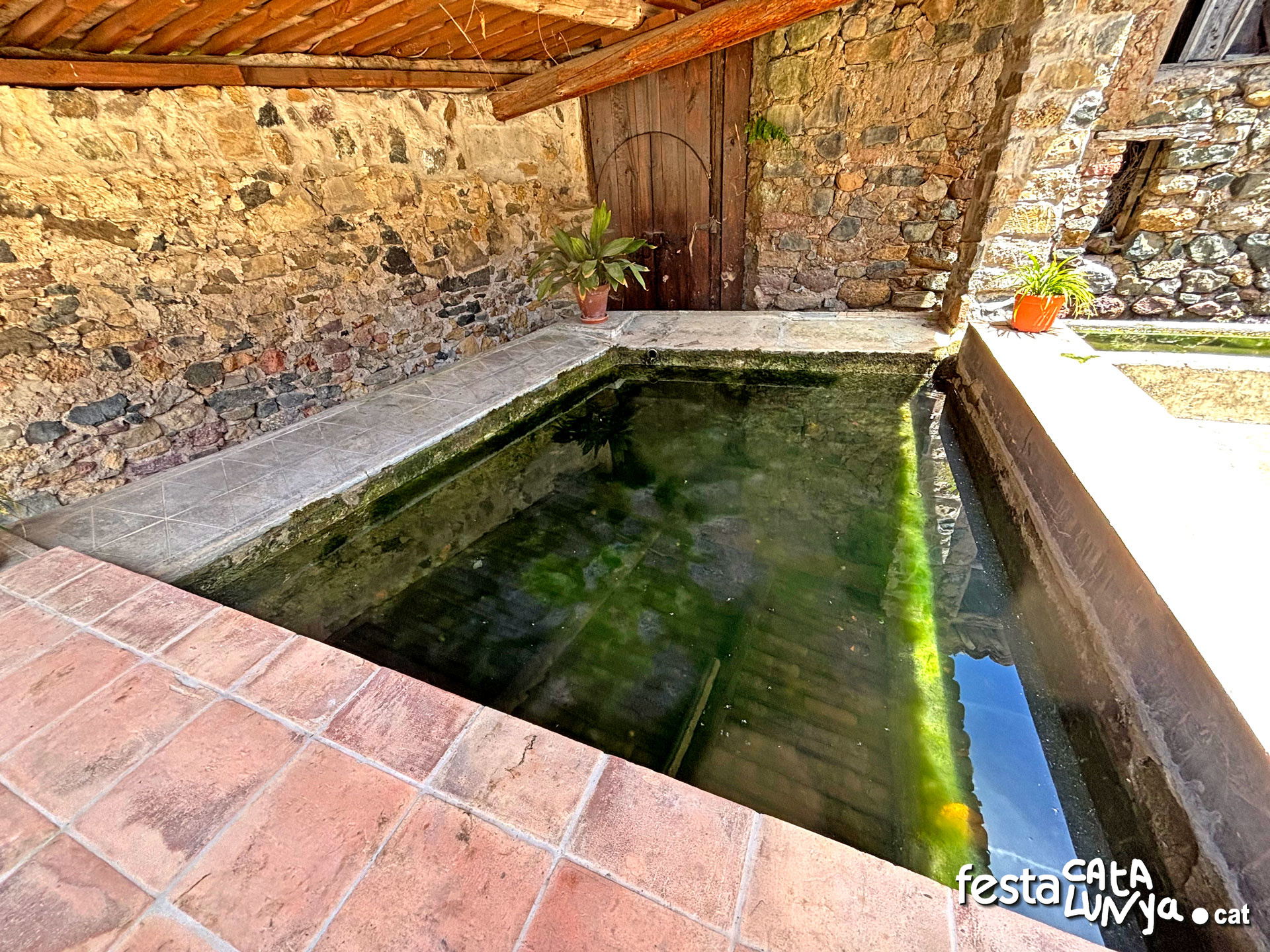 Font, cóm o abeurador i safareig de Naens - Senterada