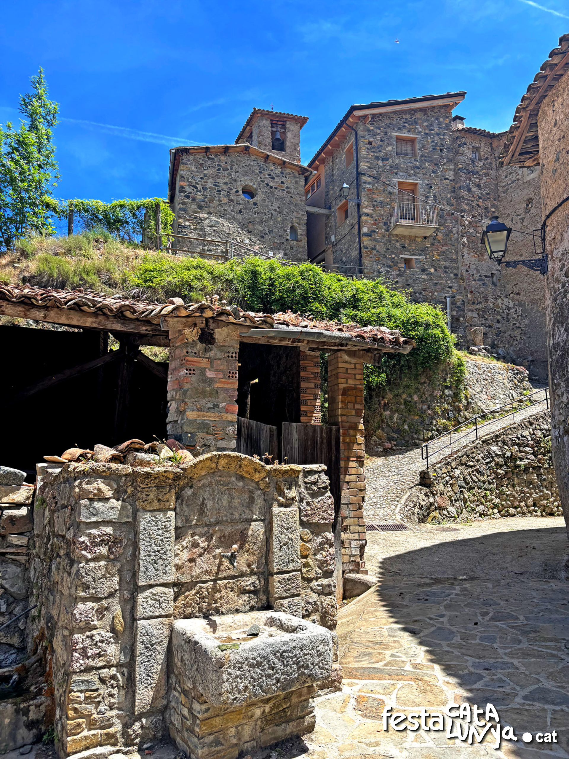 Font, cóm o abeurador i safareig de Naens - Senterada