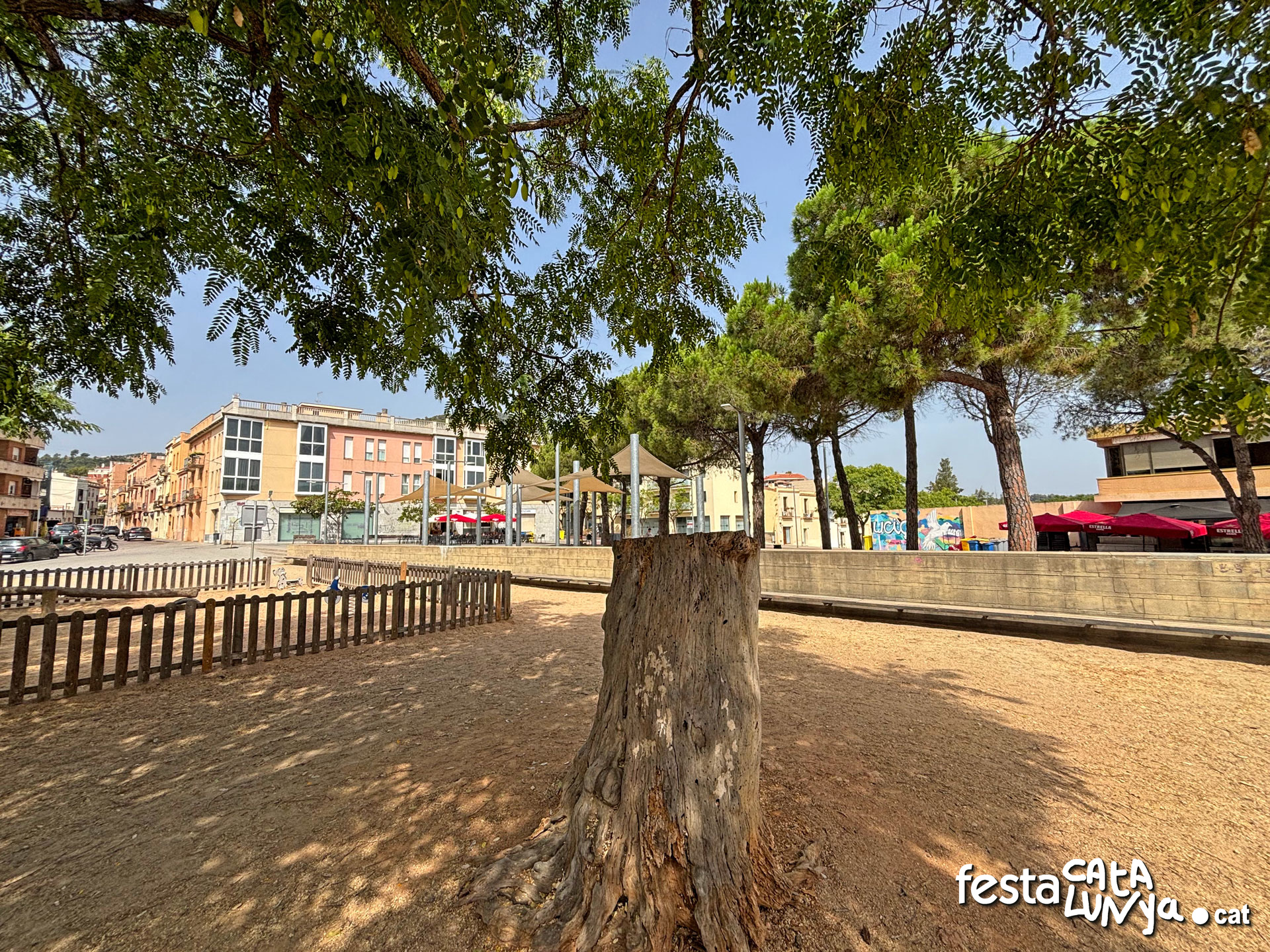 Plaça del Pi Tallat i entorn a Santa Coloma de Cervelló