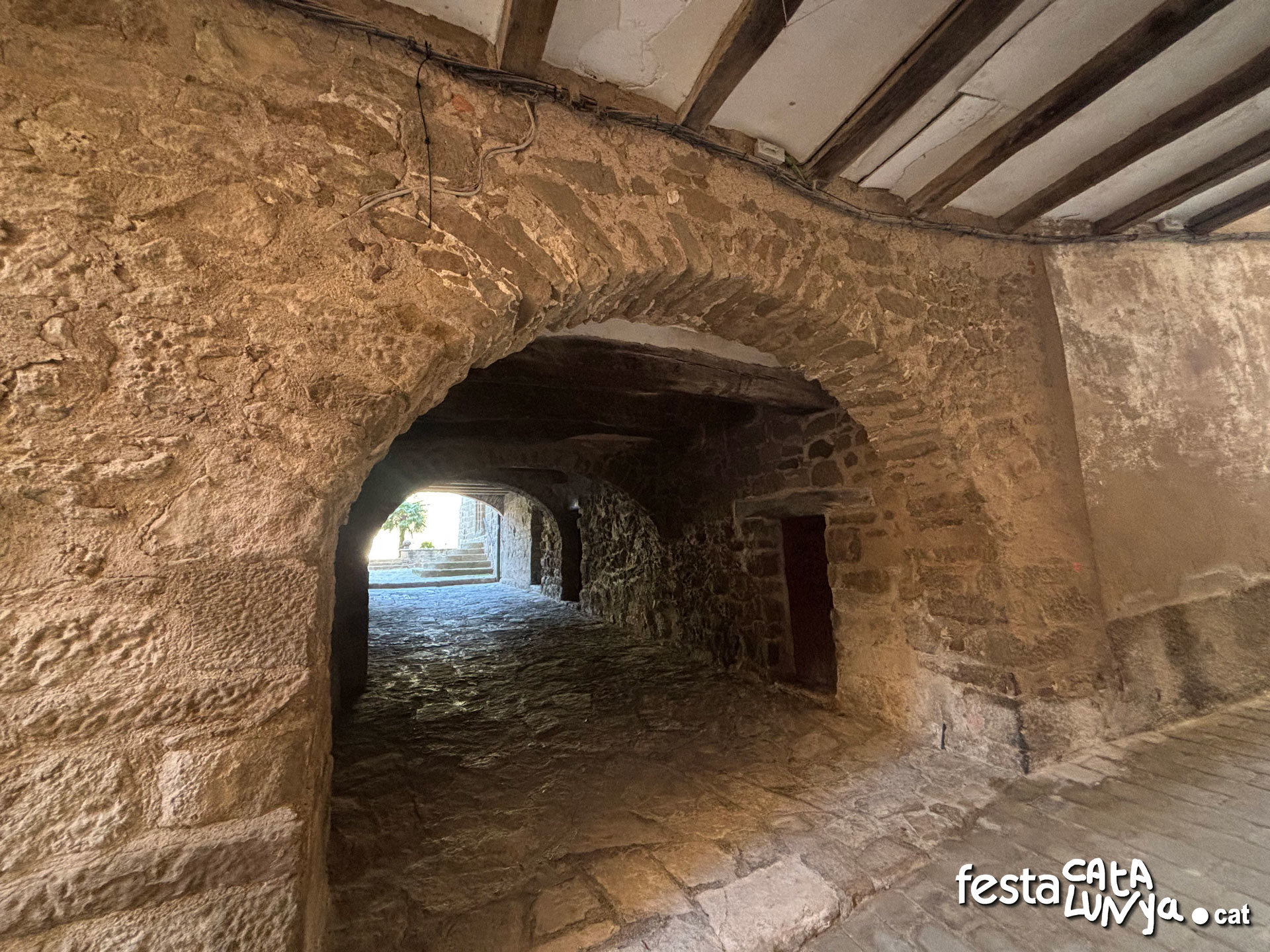 Portals, passos i carrerons: l'ànima del nucli històric de Torà