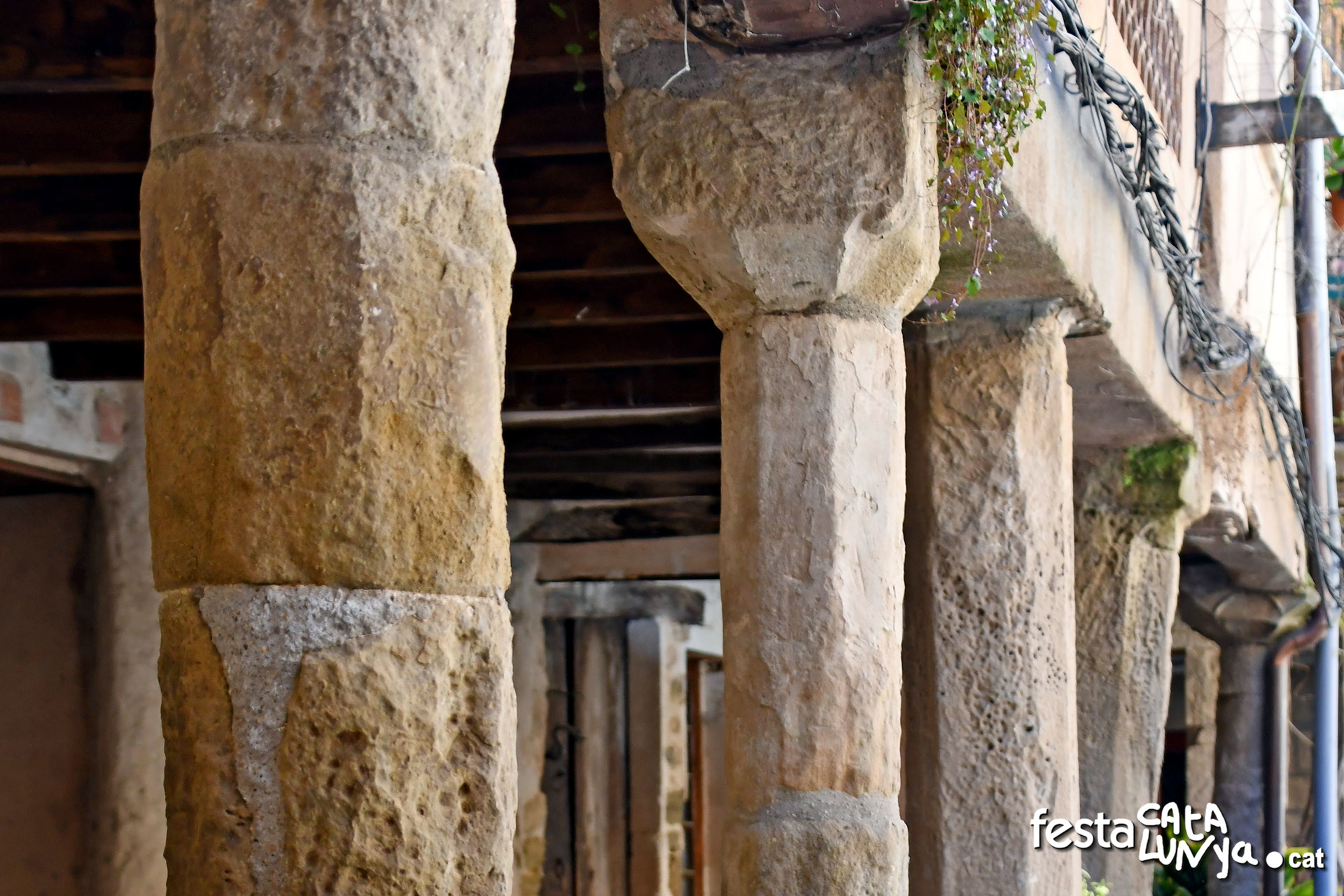Torà - Plaça Major o plaça porxada de l'Església