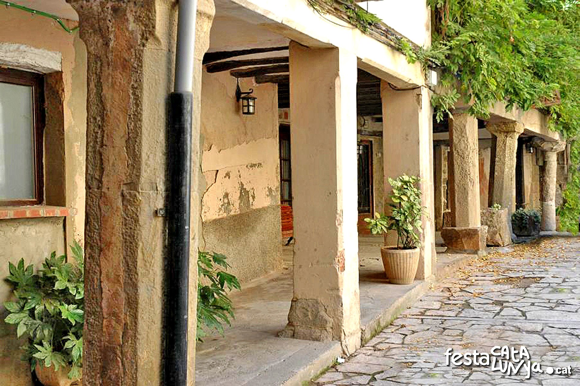 Torà - Plaça Major o plaça porxada de l'Església