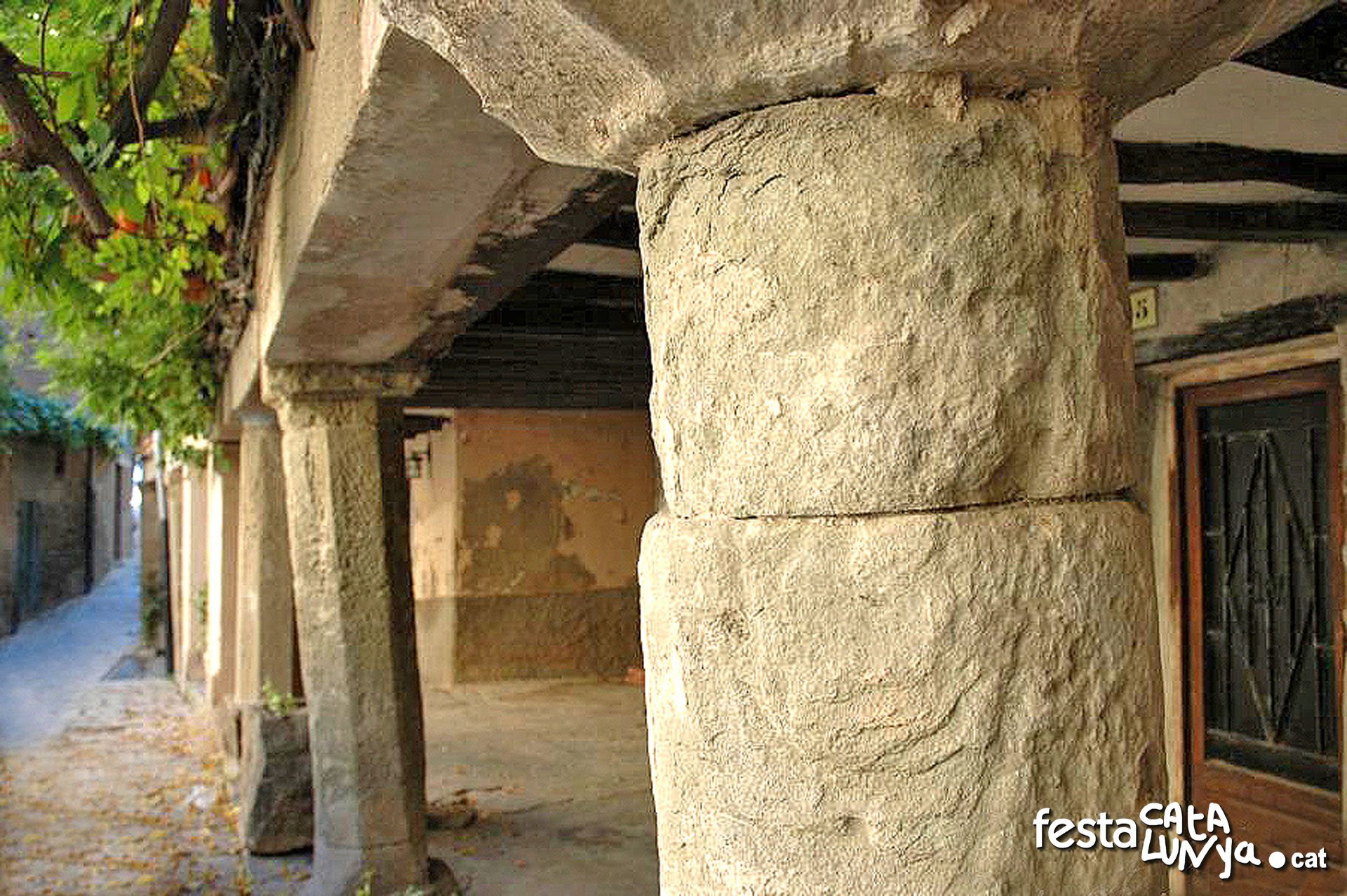 Plaça porxada de l'Església de Torà