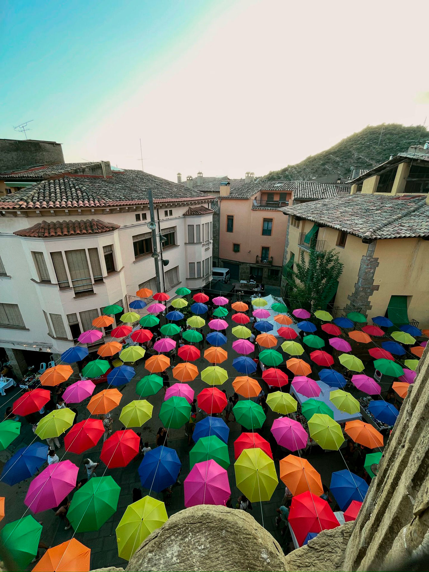 Sanaüja sota la pluja de colors (Foto: Imma Salmerón)
