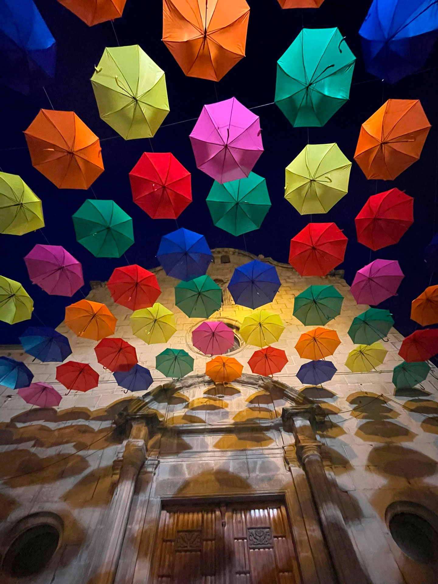 Sanaüja sota la pluja de colors (Foto: Imma Salmerón)