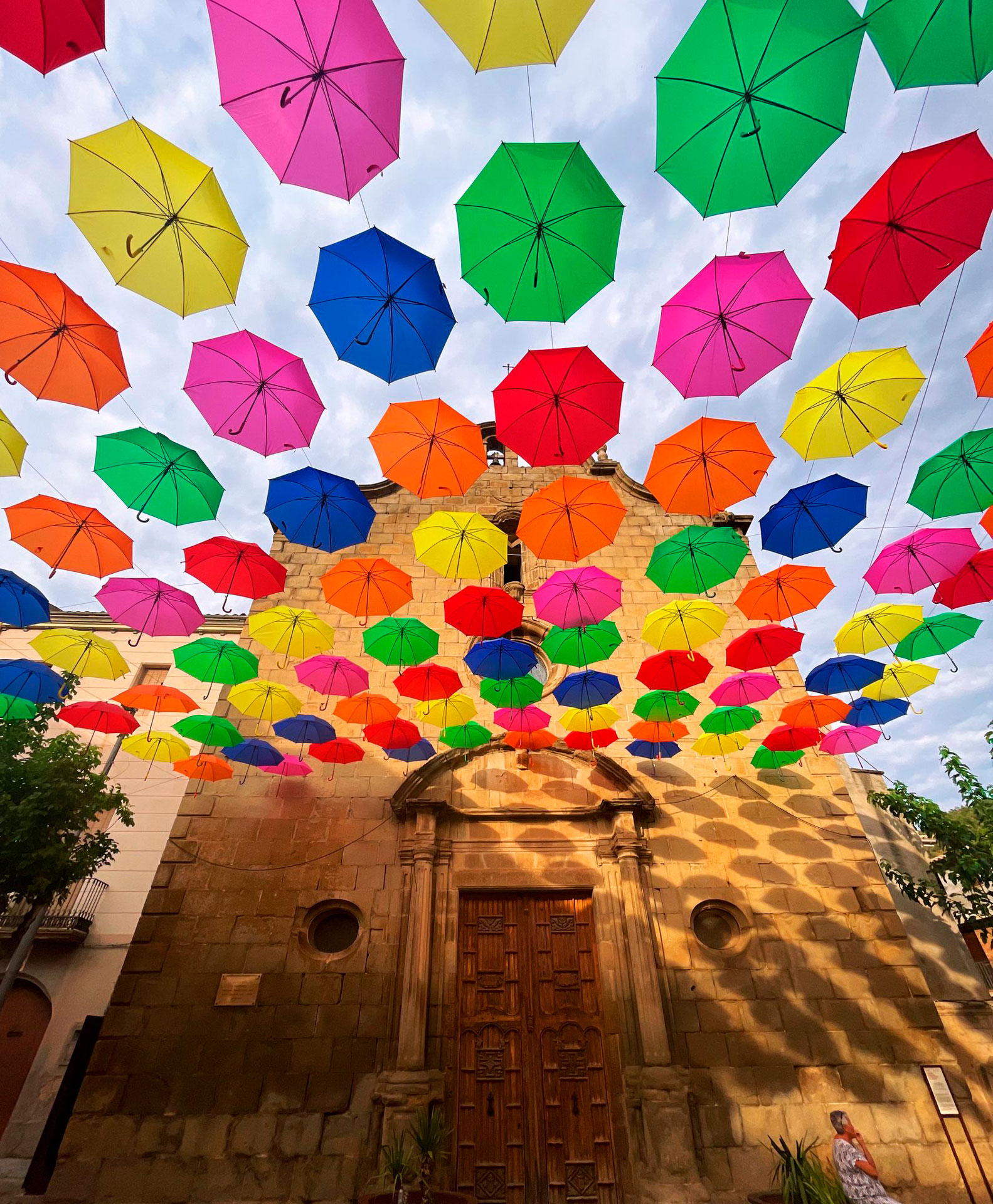 Sanaüja sota la pluja de colors (Foto: Imma Salmerón)